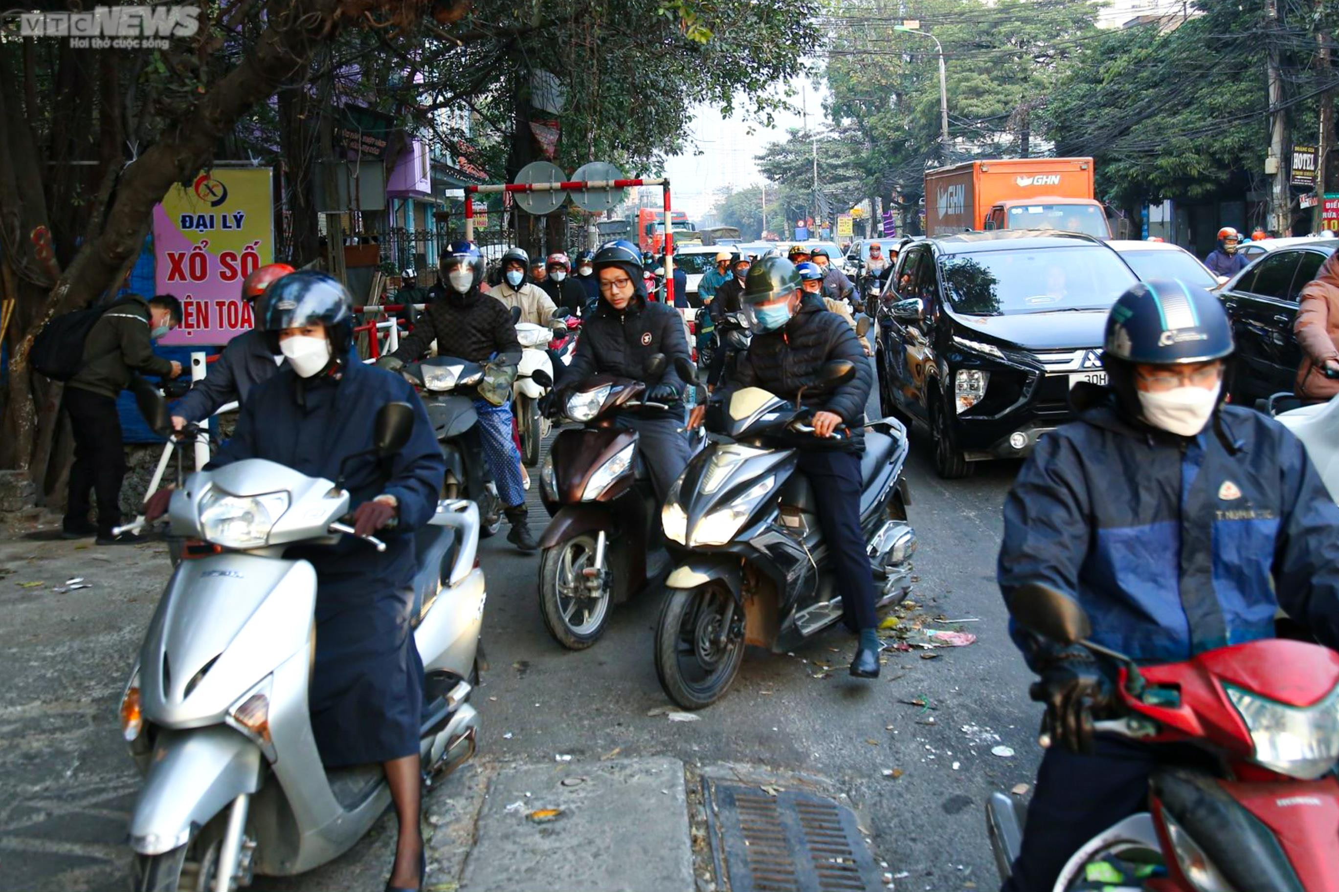 Thông xe 2 cầu dàn thép, gỡ ùn tắc nút giao 'nóng' nhất Thủ đô - 6