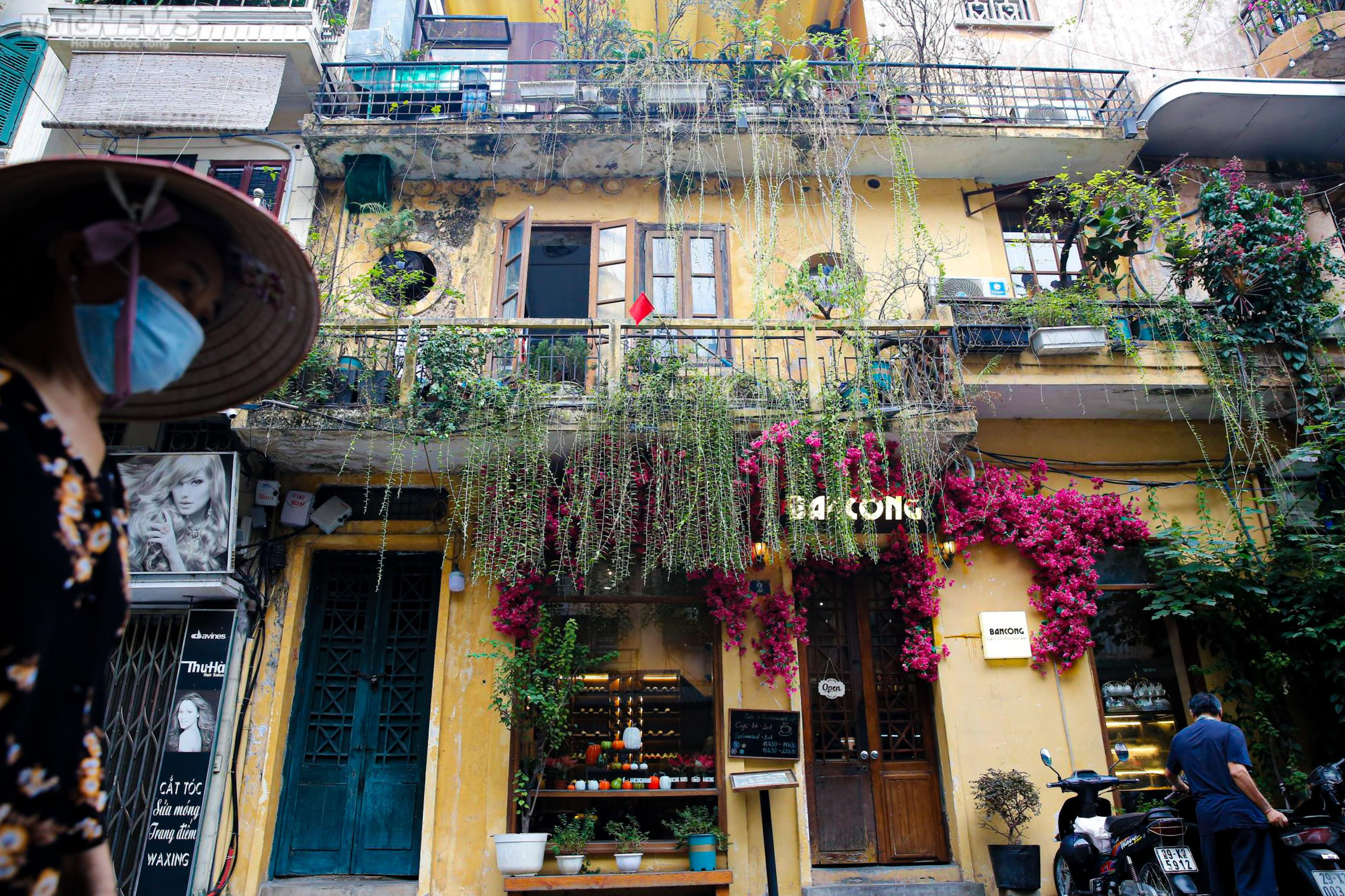 Ngắm vẻ đẹp bình dị của những chiếc ban công in đậm dấu ấn Hà Nội xưa - 5