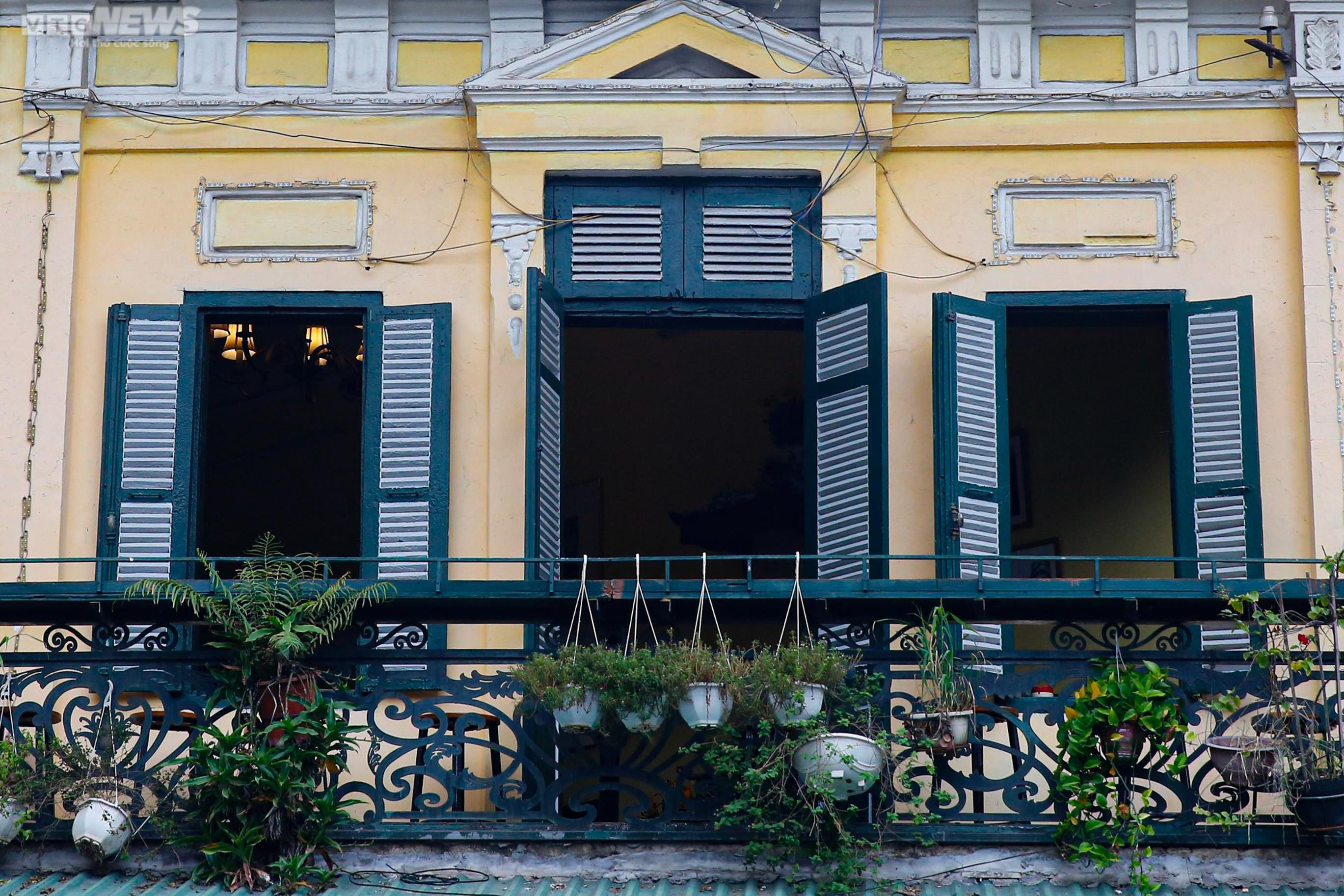 Ngắm vẻ đẹp bình dị của những chiếc ban công in đậm dấu ấn Hà Nội xưa - 7