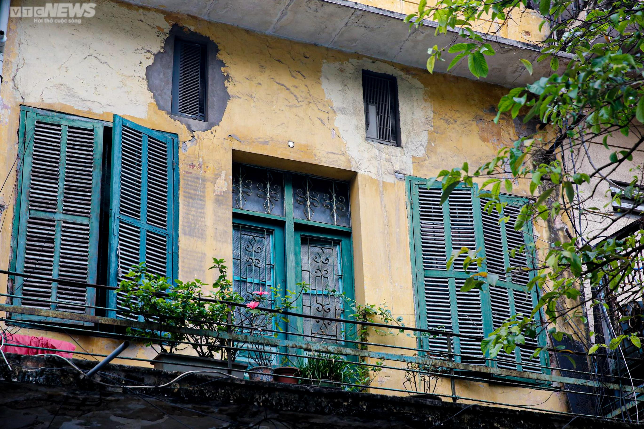 Ngắm vẻ đẹp bình dị của những chiếc ban công in đậm dấu ấn Hà Nội xưa - 9