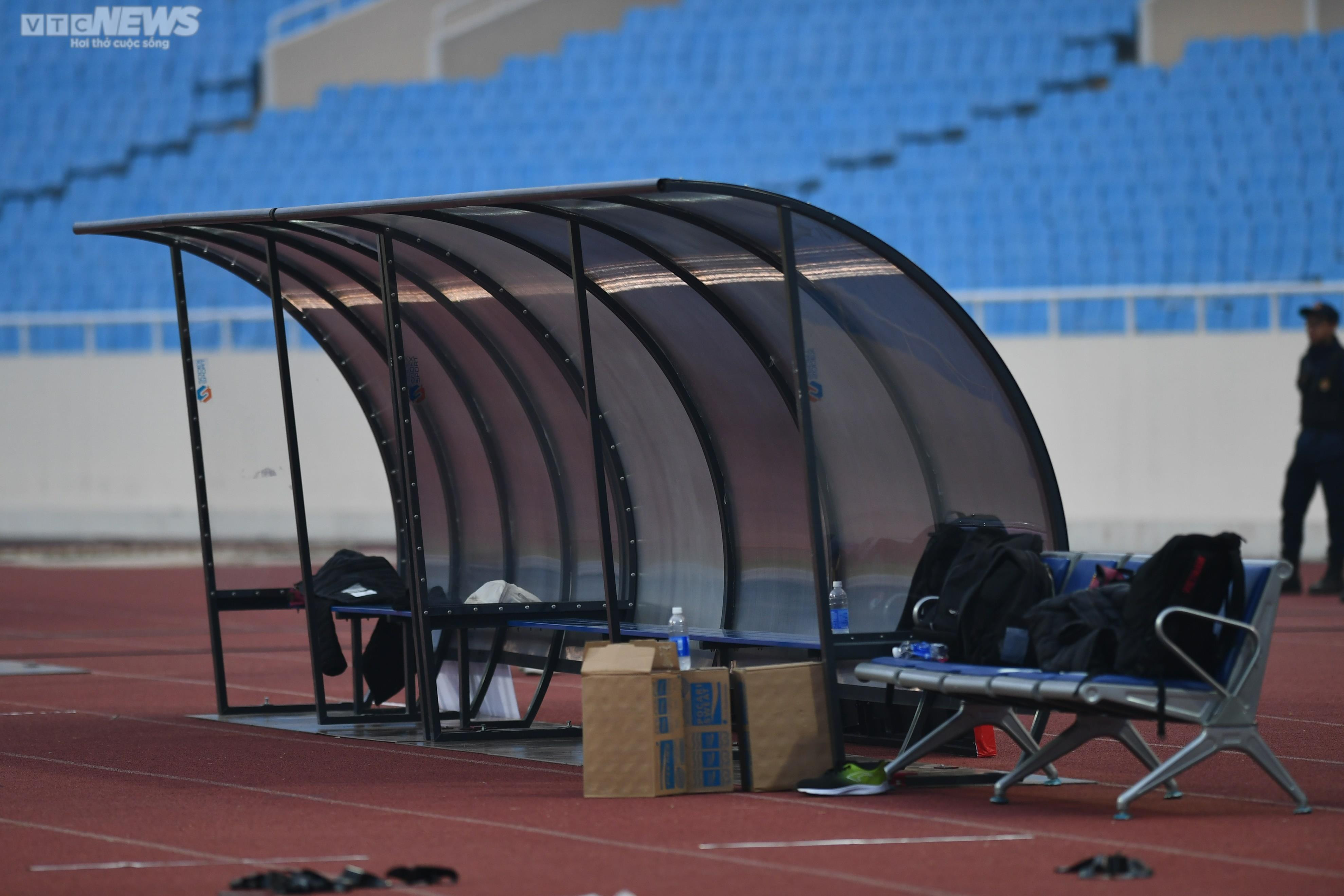 Sân Mỹ Đình tiêu điều, mặt cỏ héo úa trước trận Việt Nam vs Malaysia - 3