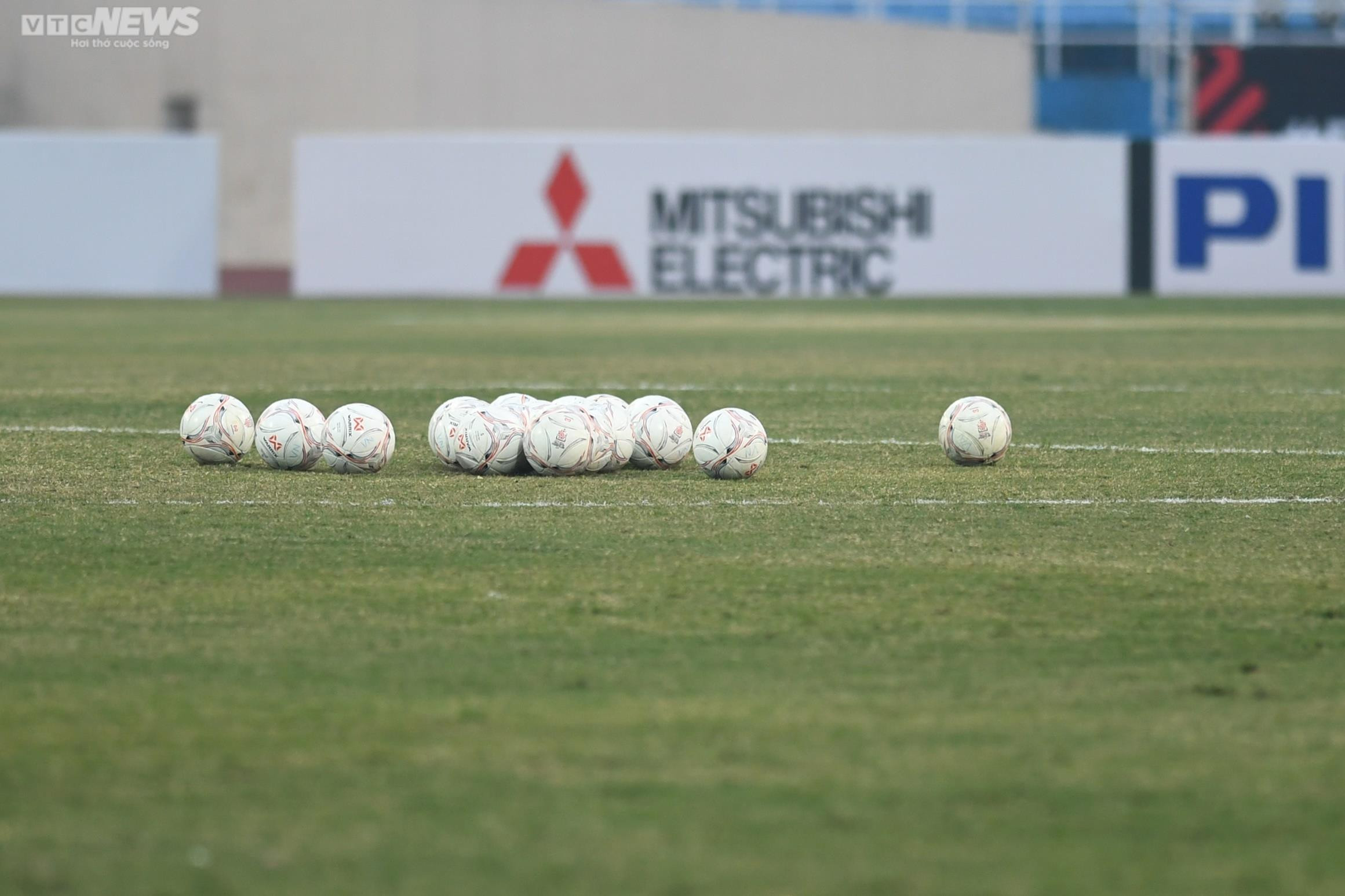 Sân Mỹ Đình tiêu điều, mặt cỏ héo úa trước trận Việt Nam vs Malaysia - 5