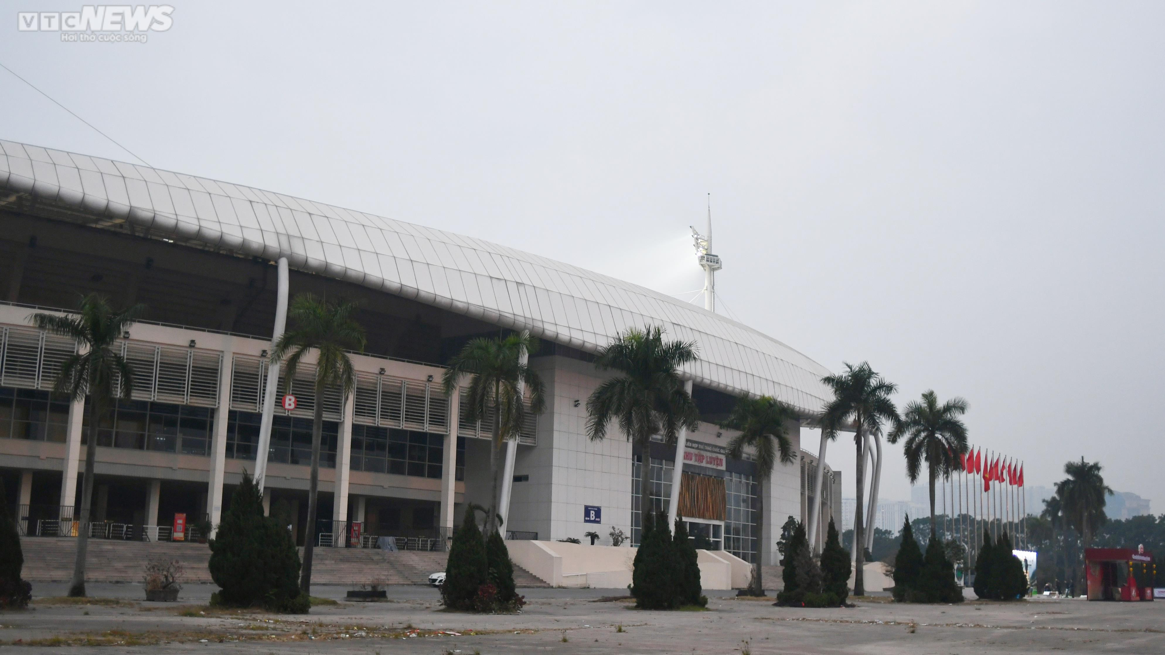 Sân Mỹ Đình tiêu điều, mặt cỏ héo úa trước trận Việt Nam vs Malaysia - 10