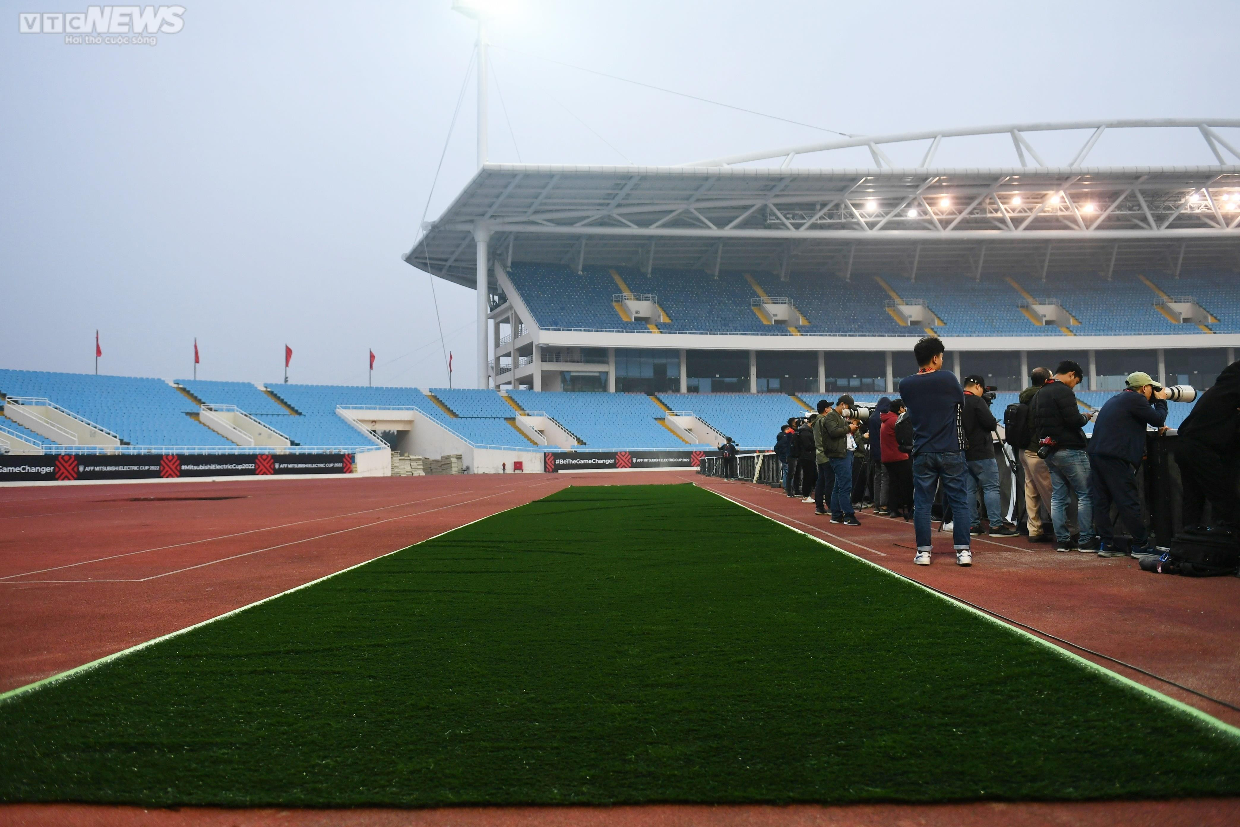 Sân Mỹ Đình tiêu điều, mặt cỏ héo úa trước trận Việt Nam vs Malaysia - 6