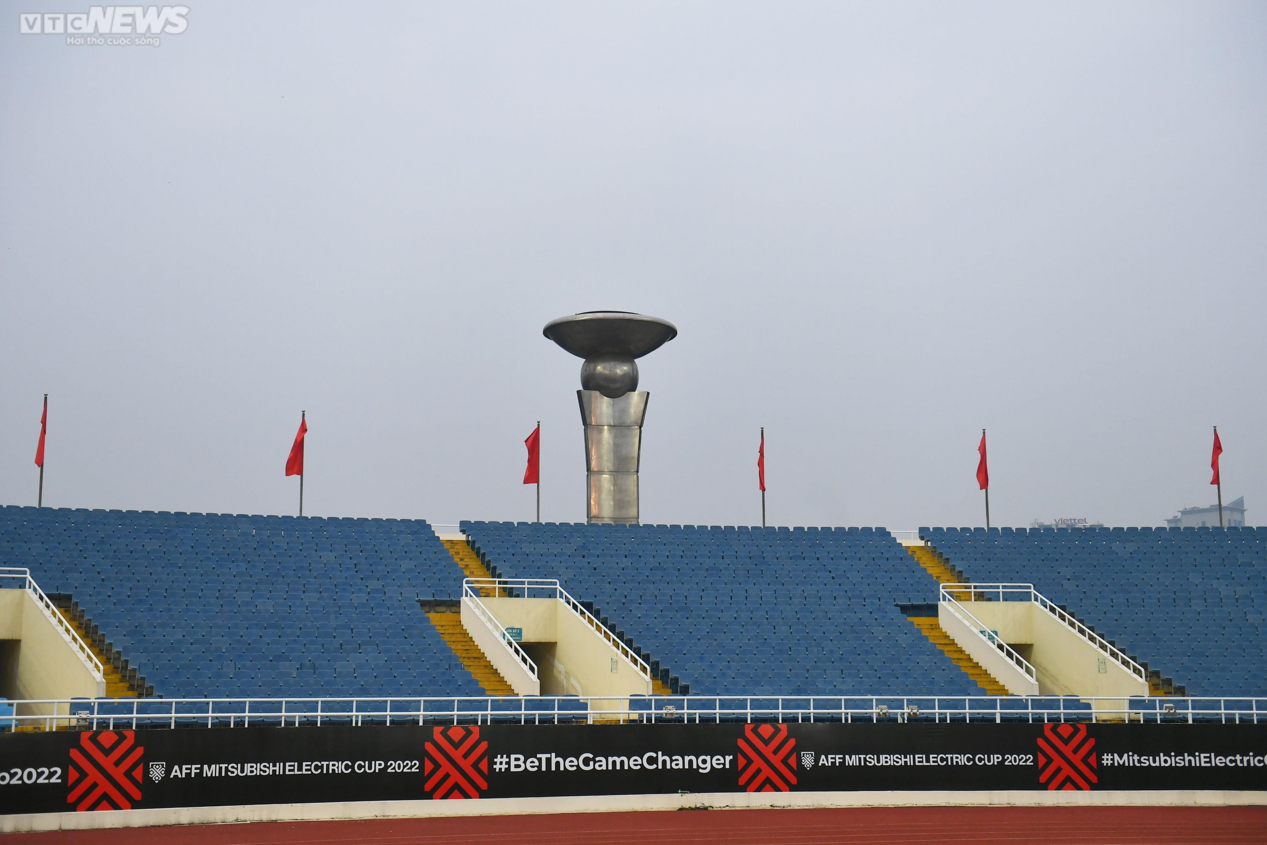 Sân Mỹ Đình tiêu điều, mặt cỏ héo úa trước trận Việt Nam vs Malaysia - 7