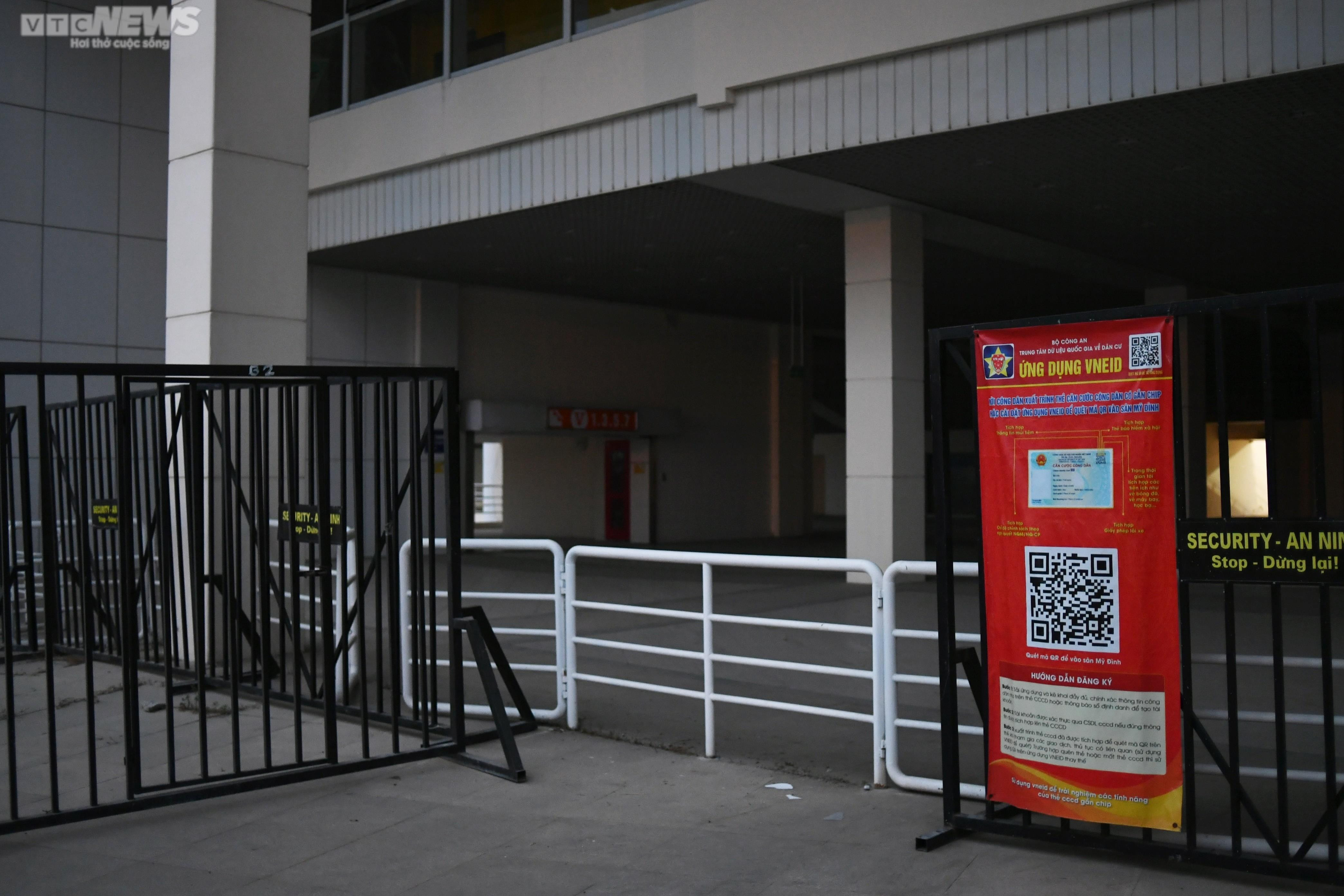 Sân Mỹ Đình tiêu điều, mặt cỏ héo úa trước trận Việt Nam vs Malaysia - 9