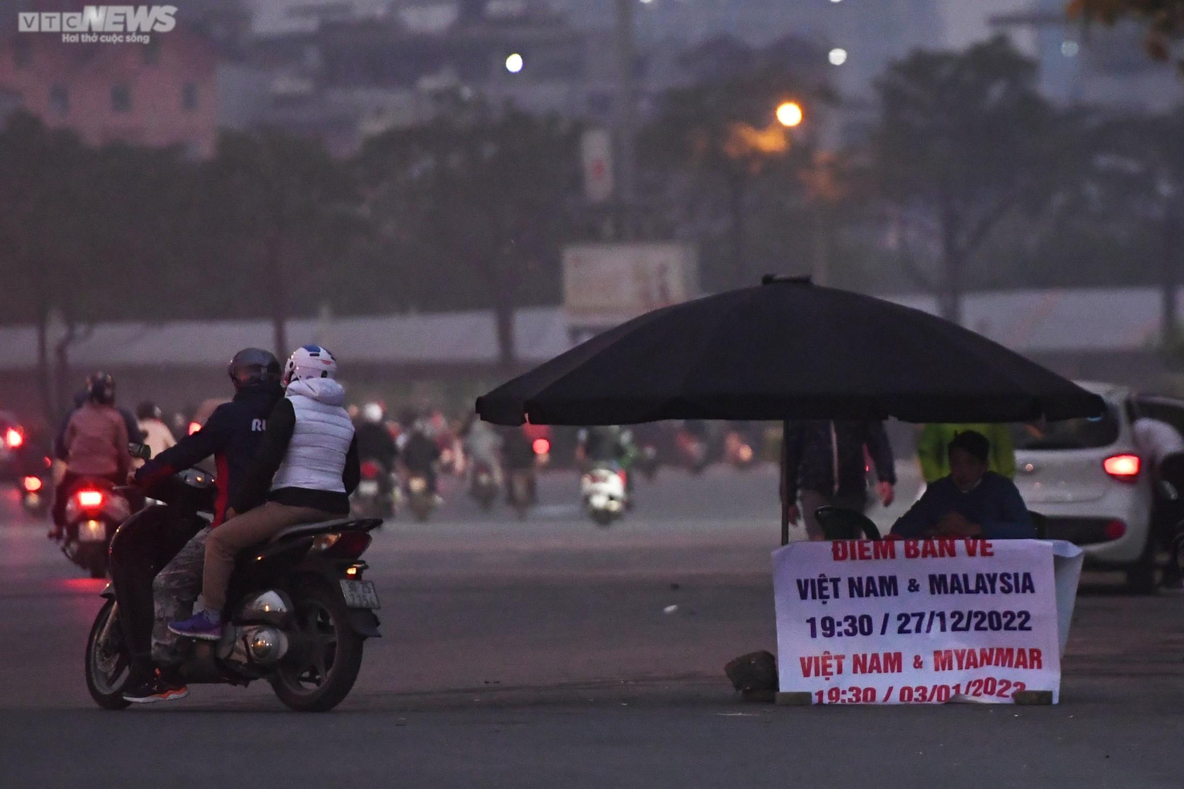 Sân Mỹ Đình tiêu điều, mặt cỏ héo úa trước trận Việt Nam vs Malaysia - 12