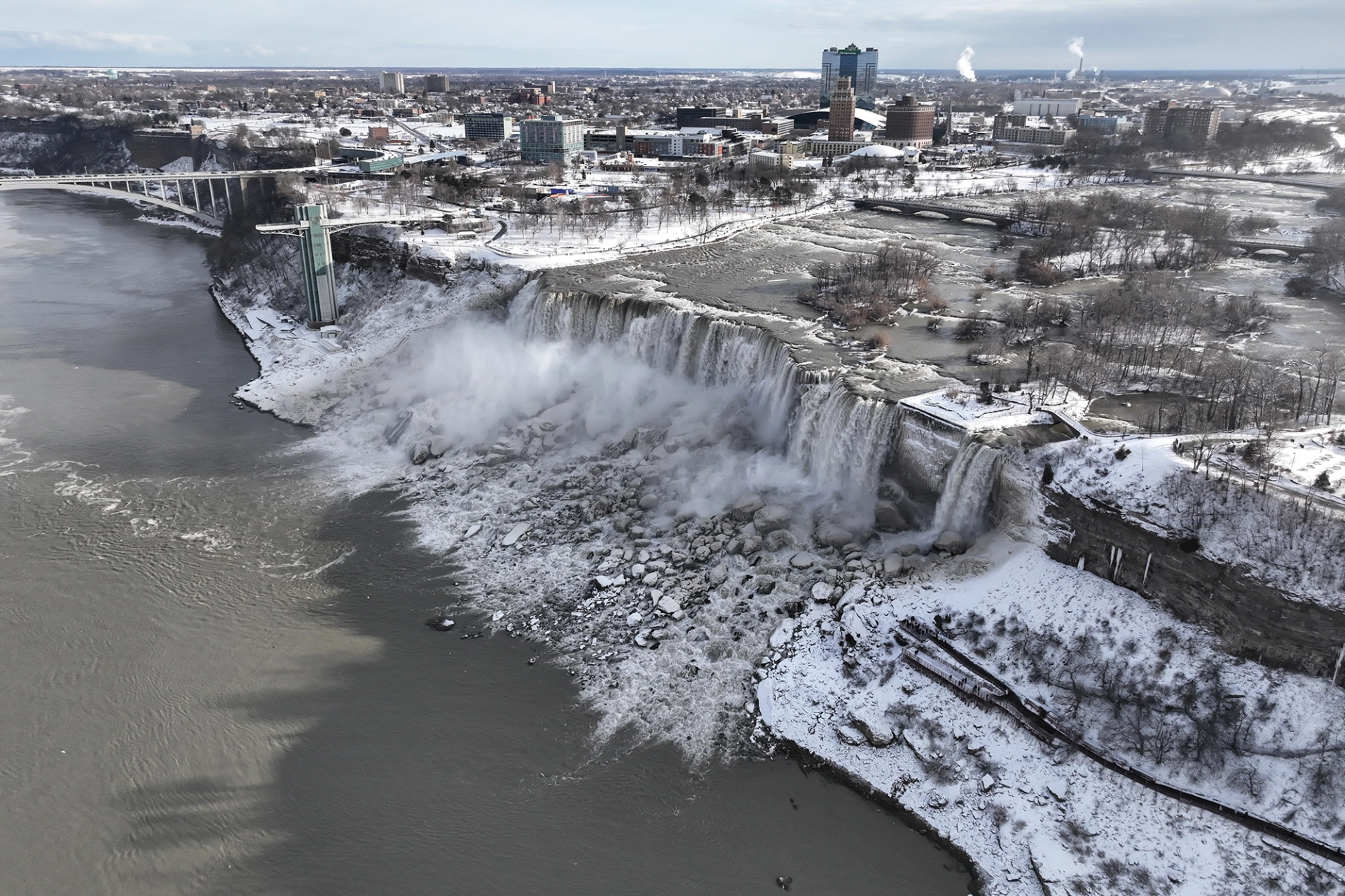 Bị đóng băng một phần, thác Niagara biến thành 'xứ sở cổ tích' - 9