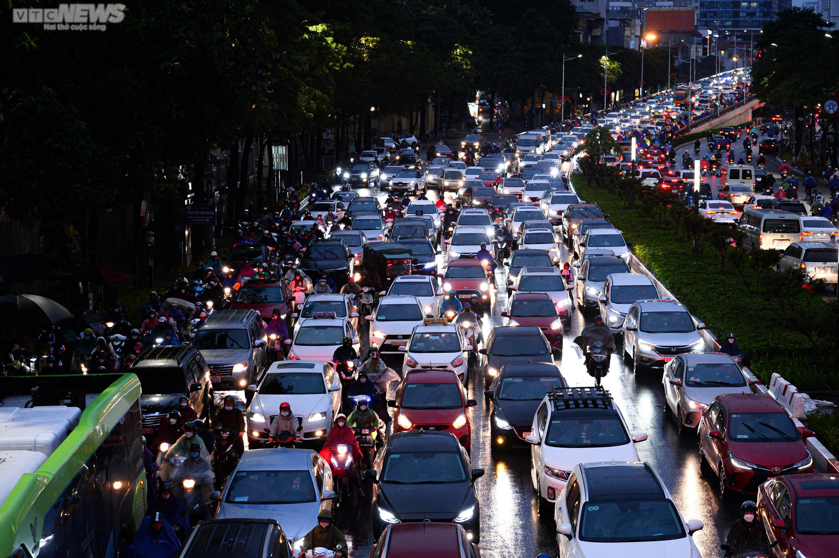 Tắc đường giờ tan tầm, người Hà Nội chôn chân dưới mưa rét - 6