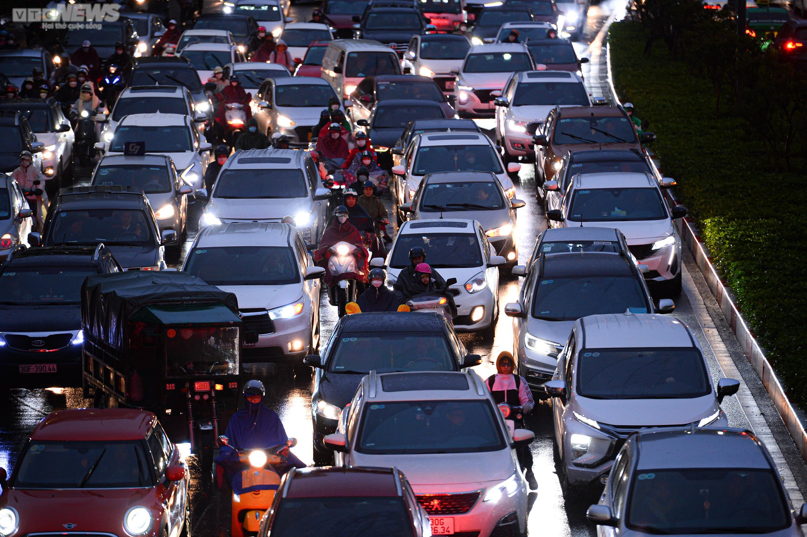Tắc đường giờ tan tầm, người Hà Nội chôn chân dưới mưa rét - 8