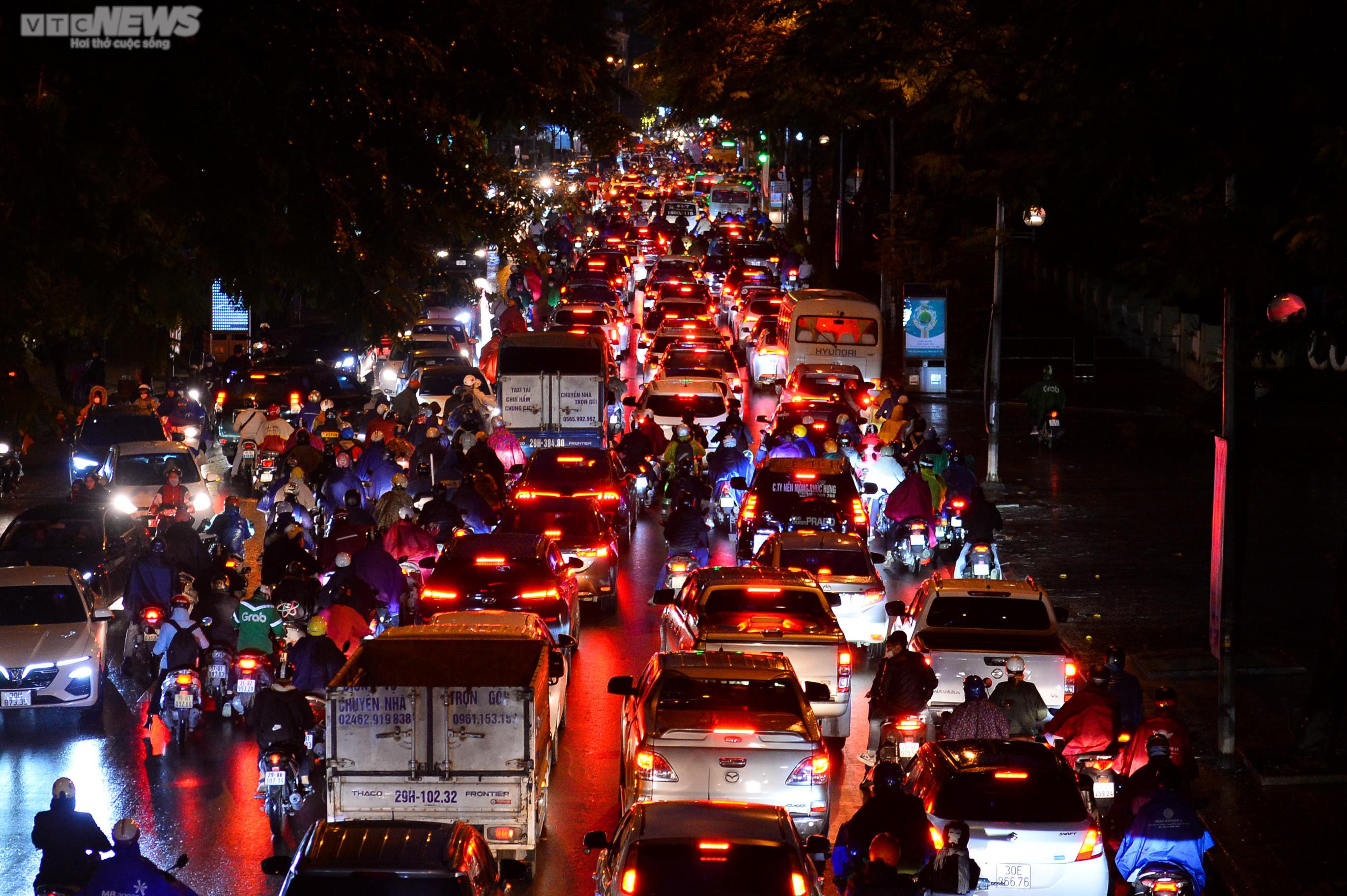 Tắc đường giờ tan tầm, người Hà Nội chôn chân dưới mưa rét - 10