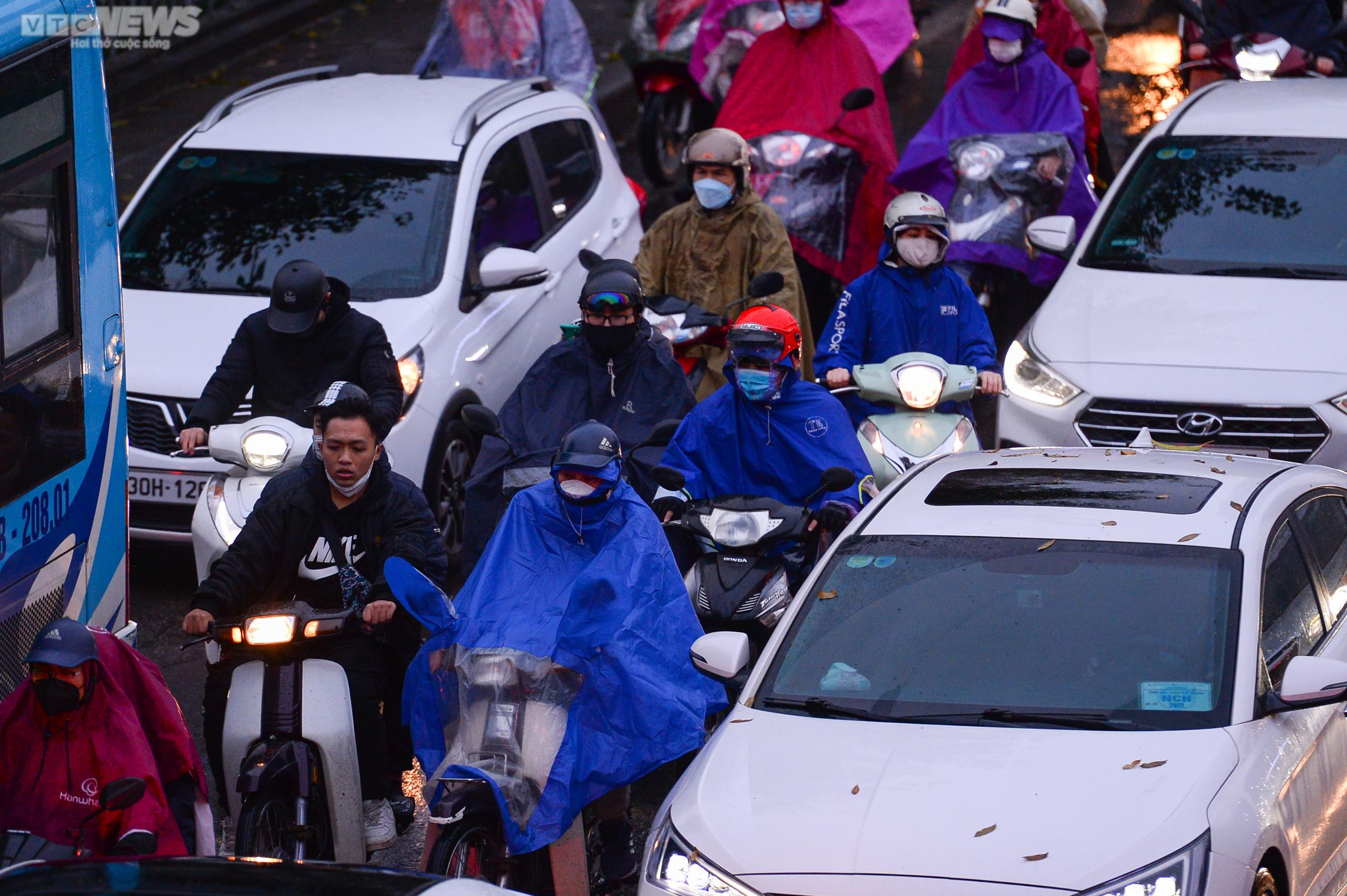 Tắc đường giờ tan tầm, người Hà Nội chôn chân dưới mưa rét - 7