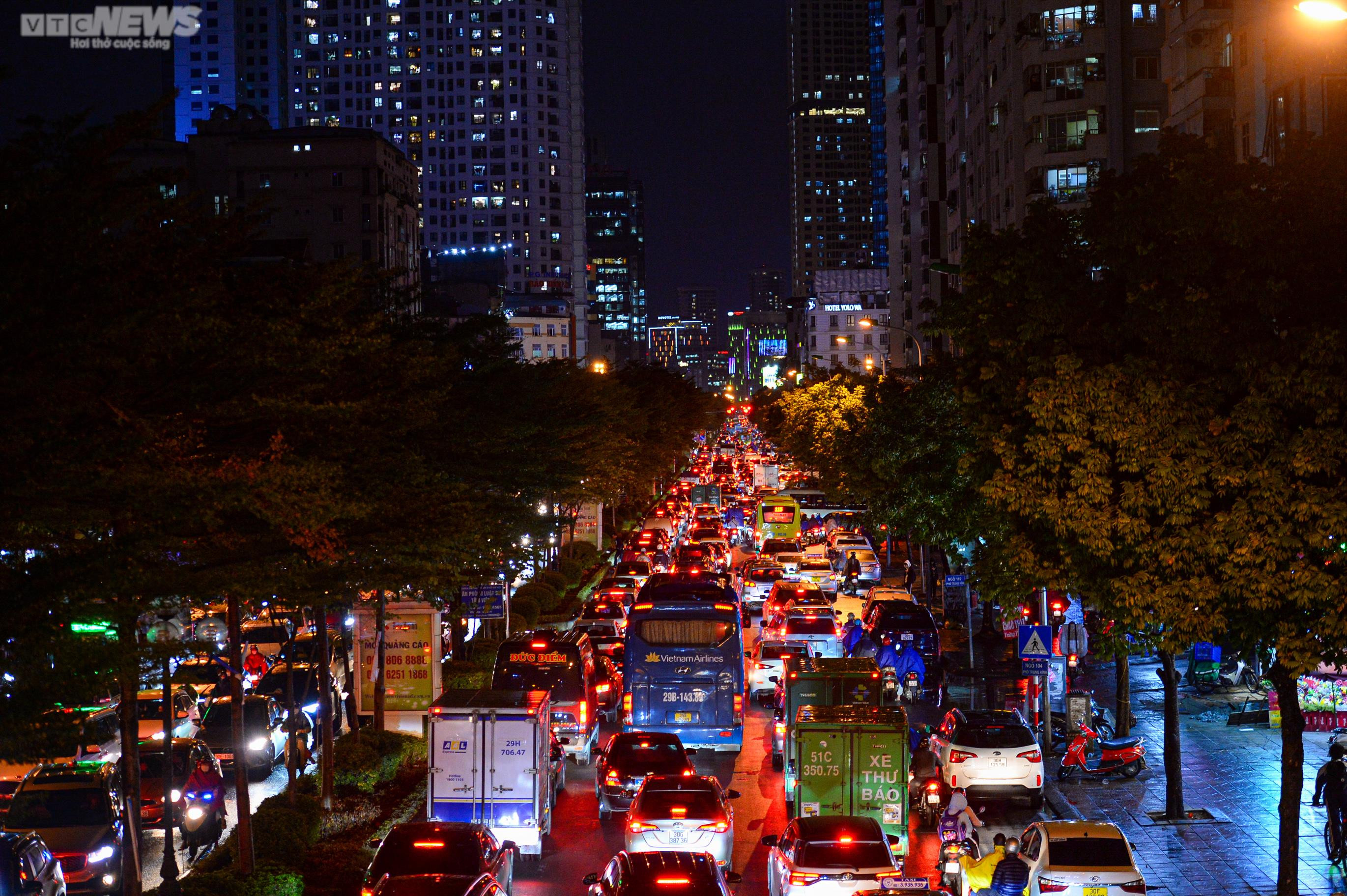 Tắc đường giờ tan tầm, người Hà Nội chôn chân dưới mưa rét - 12