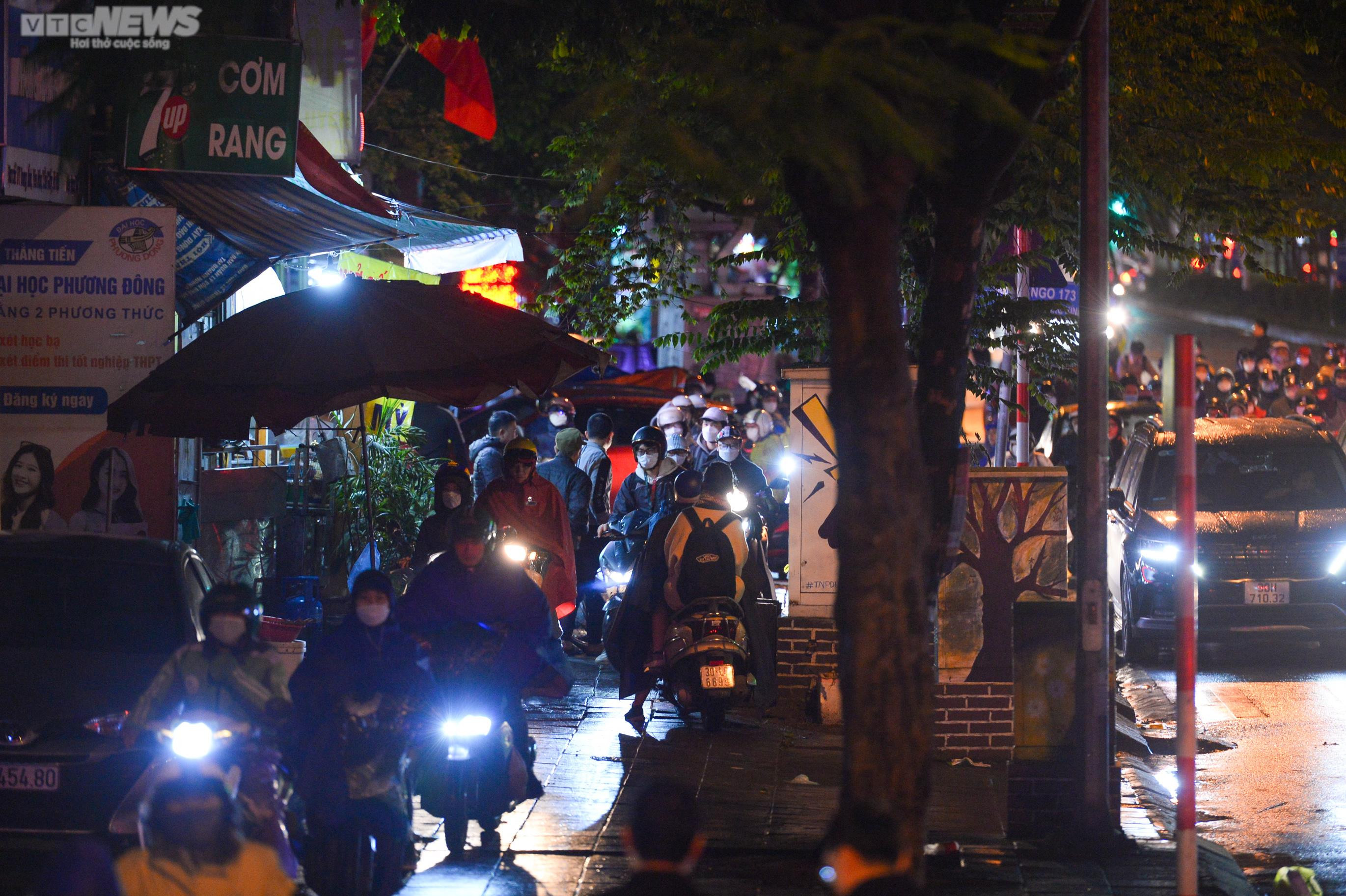 Tắc đường giờ tan tầm, người Hà Nội chôn chân dưới mưa rét - 11