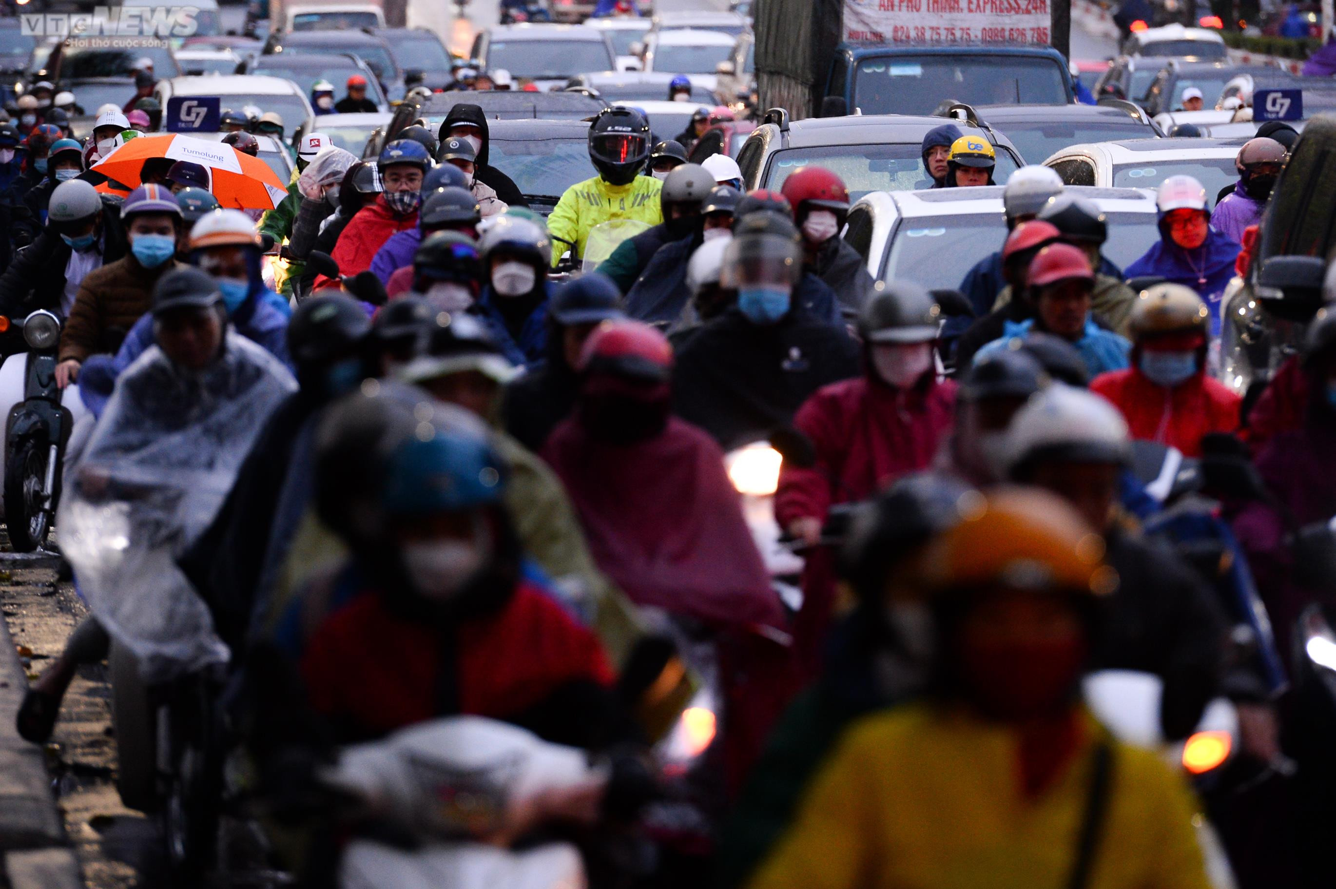 Tắc đường giờ tan tầm, người Hà Nội chôn chân dưới mưa rét - 5