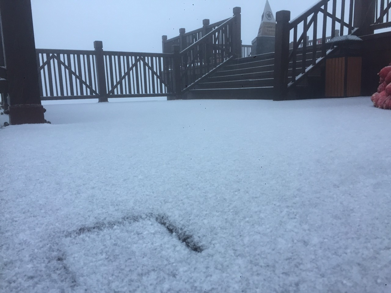 Nhiệt độ xuống dưới -1 độ C, tuyết rơi phủ trắng đỉnh Fansipan - 3