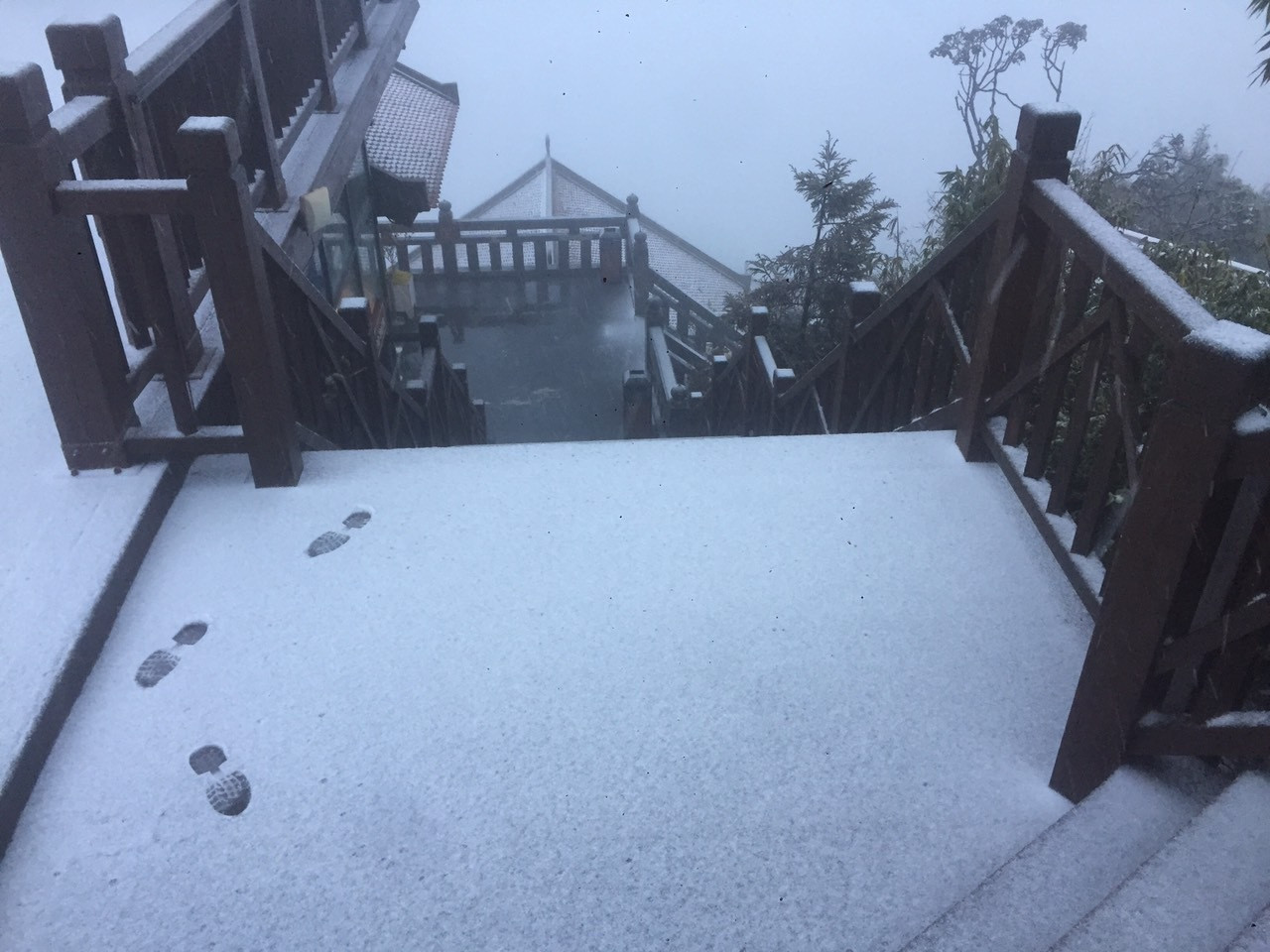 Nhiệt độ xuống dưới -1 độ C, tuyết rơi phủ trắng đỉnh Fansipan - 5