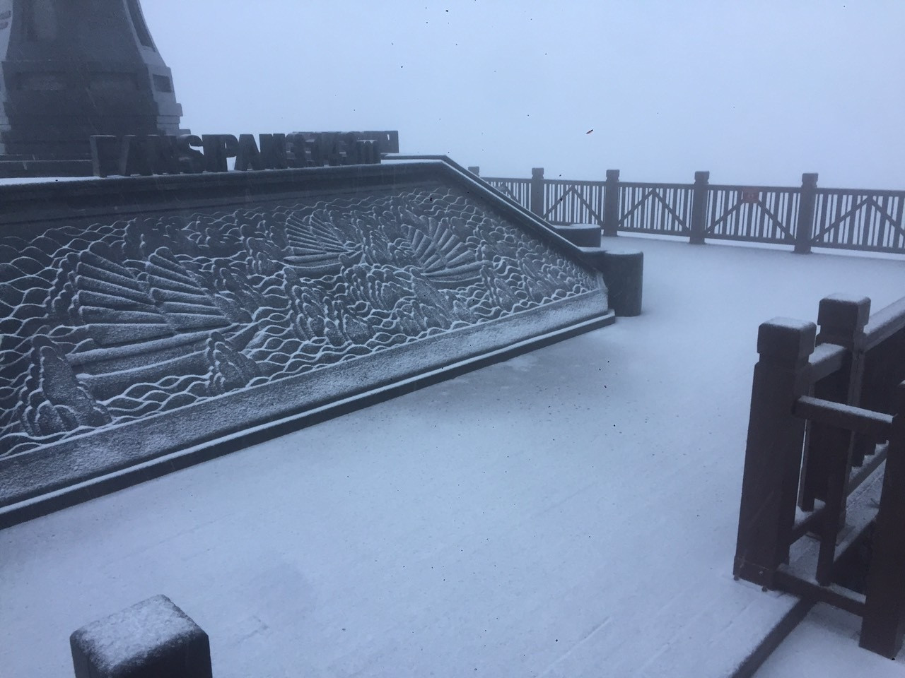 Nhiệt độ xuống dưới -1 độ C, tuyết rơi phủ trắng đỉnh Fansipan - 6