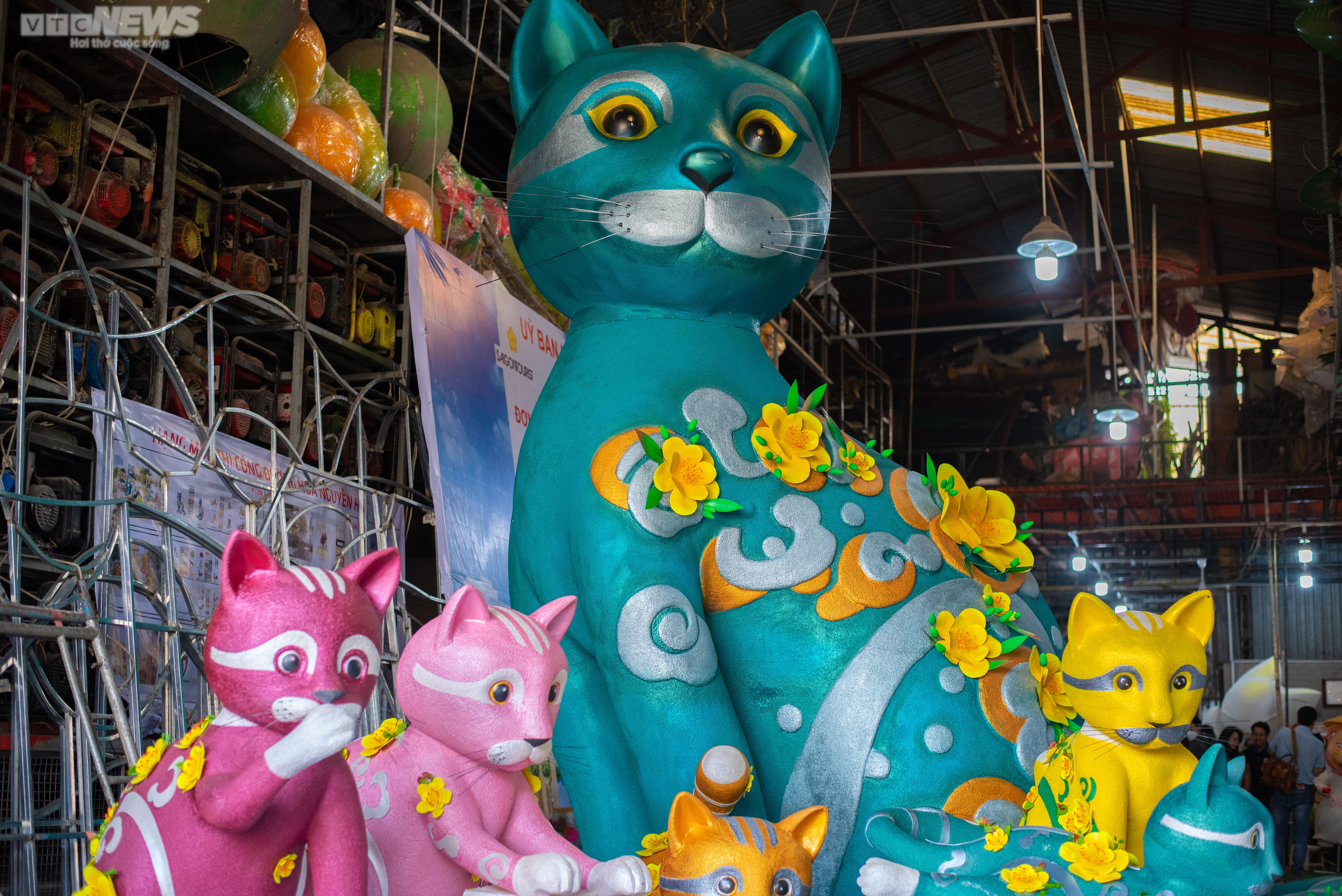 Bên trong xưởng tạo hình linh vật cho đường hoa Nguyễn Huệ ở TP.HCM - 1