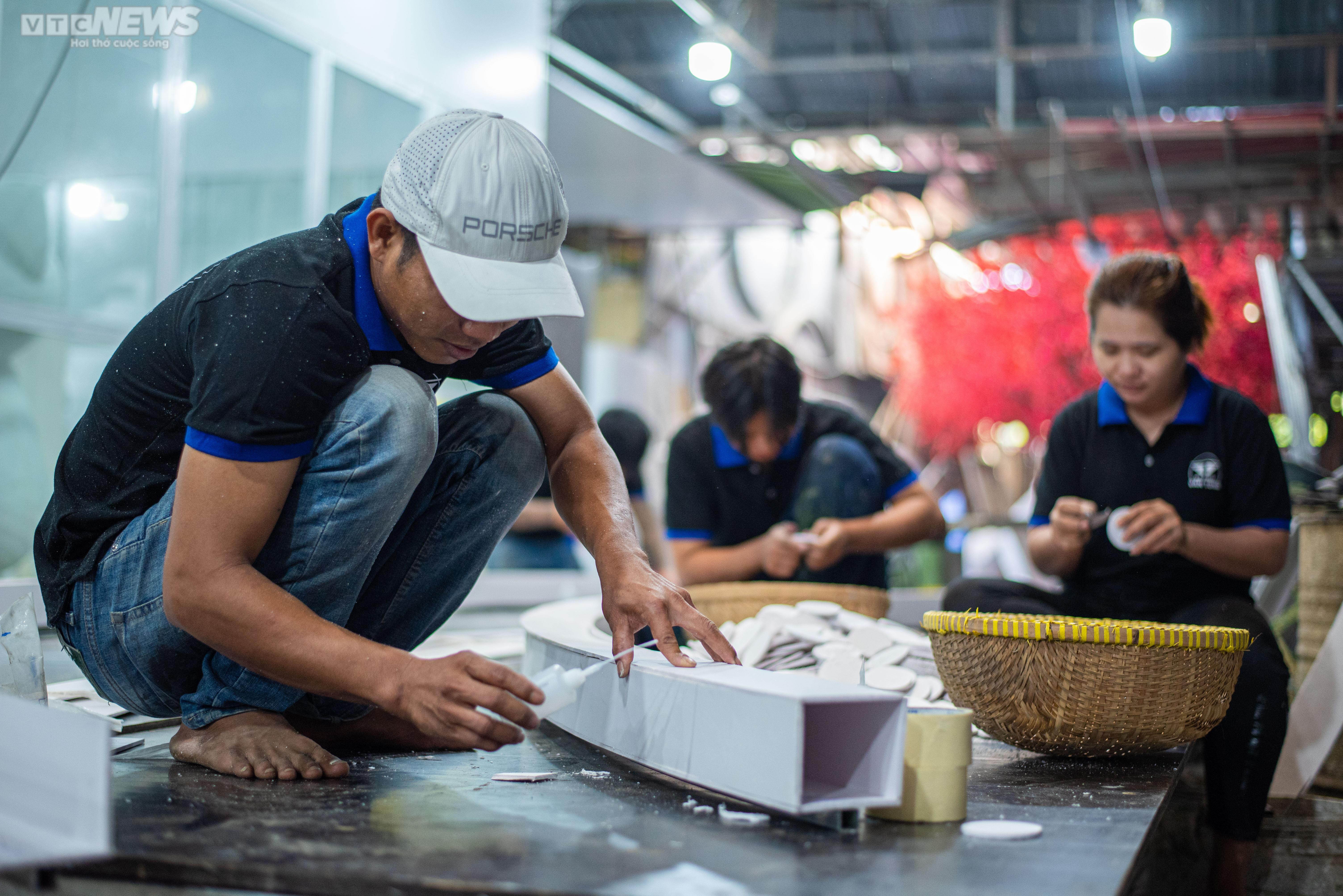 Bên trong xưởng tạo hình linh vật cho đường hoa Nguyễn Huệ ở TP.HCM - 4