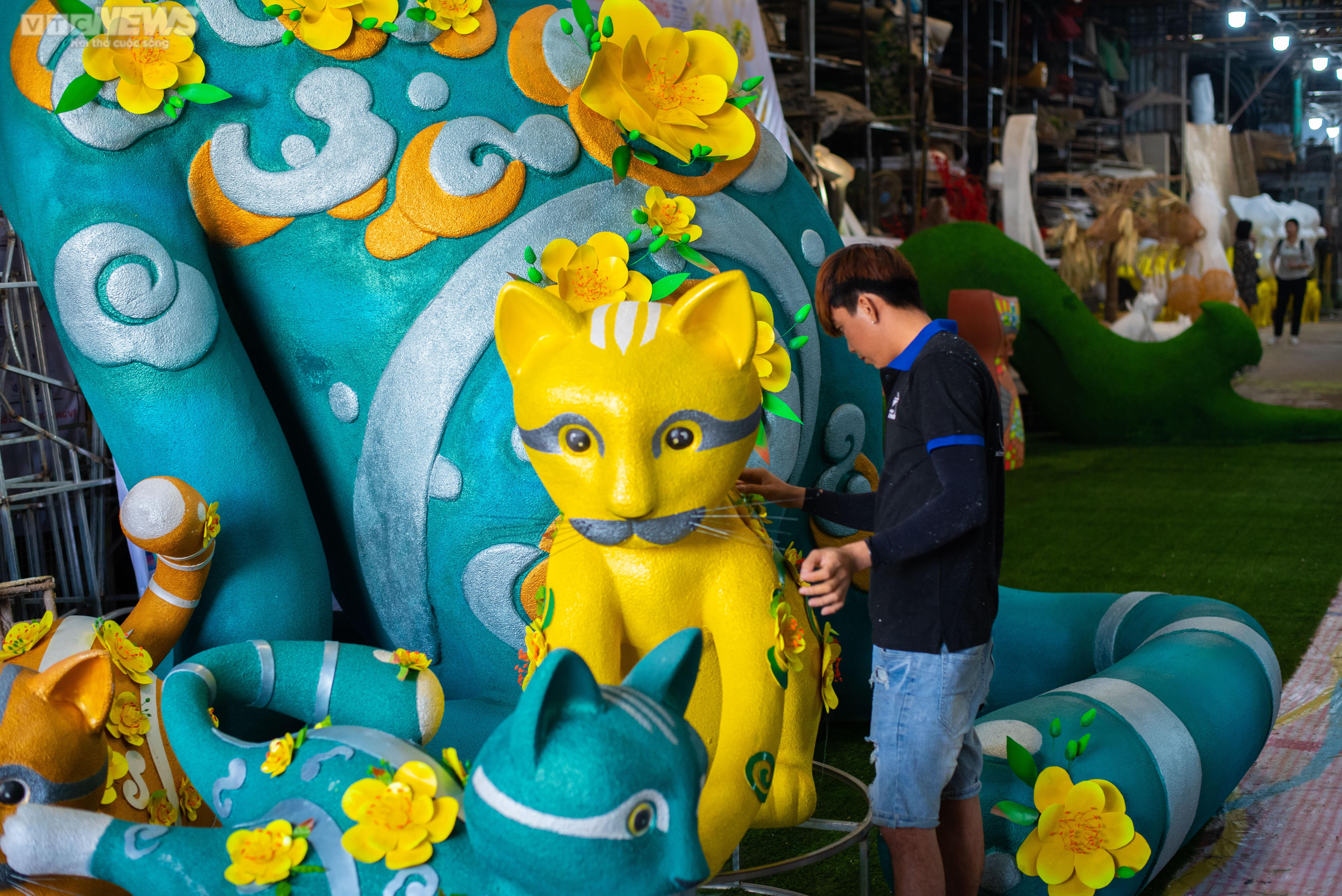 Bên trong xưởng tạo hình linh vật cho đường hoa Nguyễn Huệ ở TP.HCM - 3