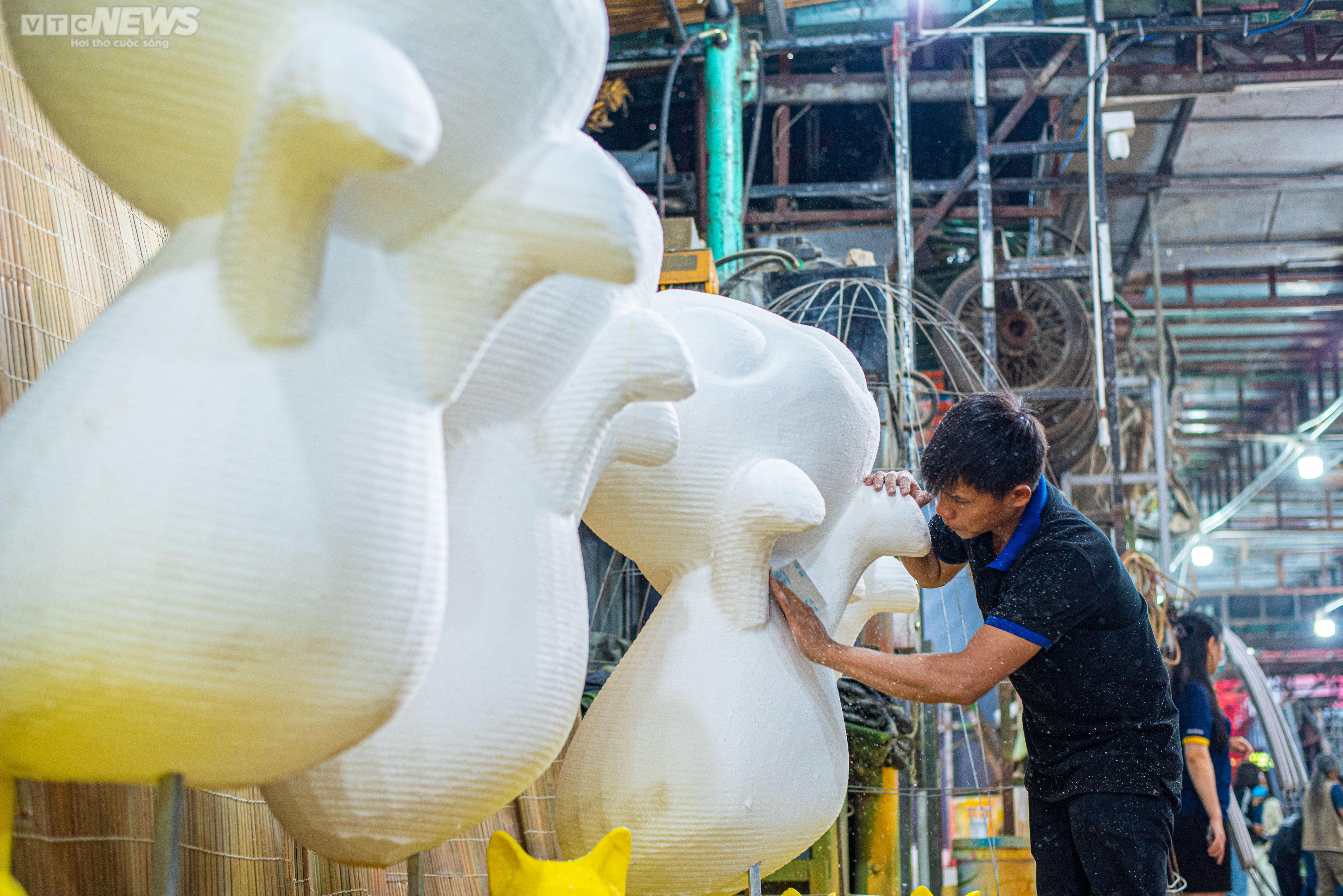 Bên trong xưởng tạo hình linh vật cho đường hoa Nguyễn Huệ ở TP.HCM - 2