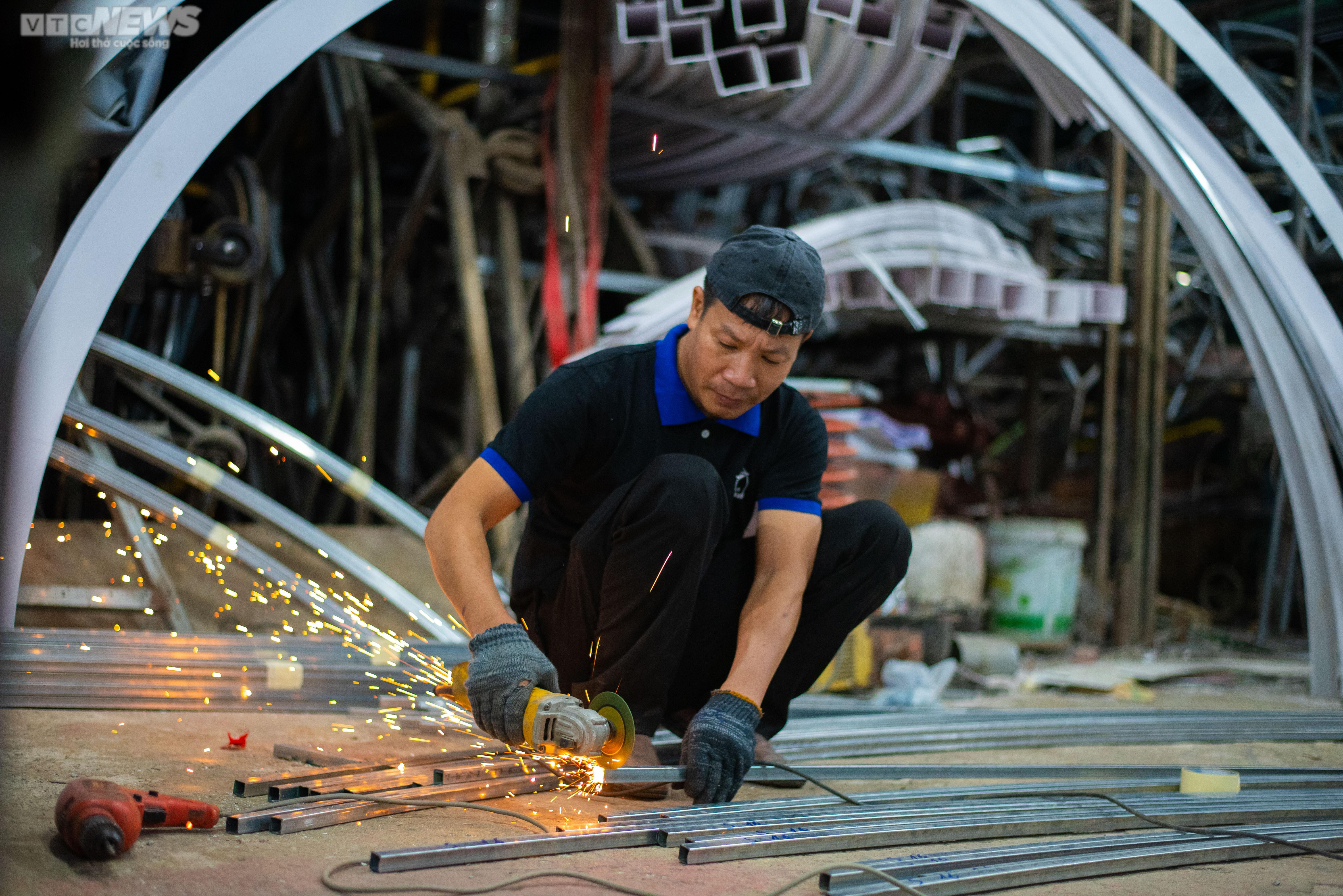 Bên trong xưởng tạo hình linh vật cho đường hoa Nguyễn Huệ ở TP.HCM - 7