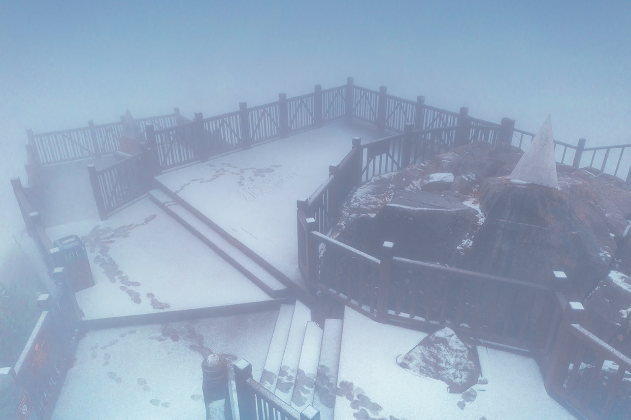 Du khách háo hức đón tuyết rơi tuyệt đẹp trên đỉnh Fansipan - 9