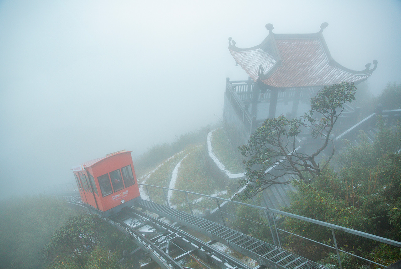 Du khách háo hức đón tuyết rơi tuyệt đẹp trên đỉnh Fansipan - 17