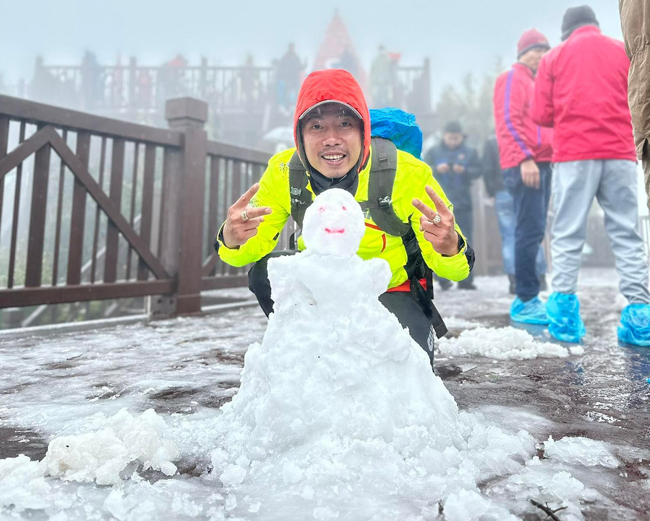 Du khách háo hức đón tuyết rơi tuyệt đẹp trên đỉnh Fansipan - 6