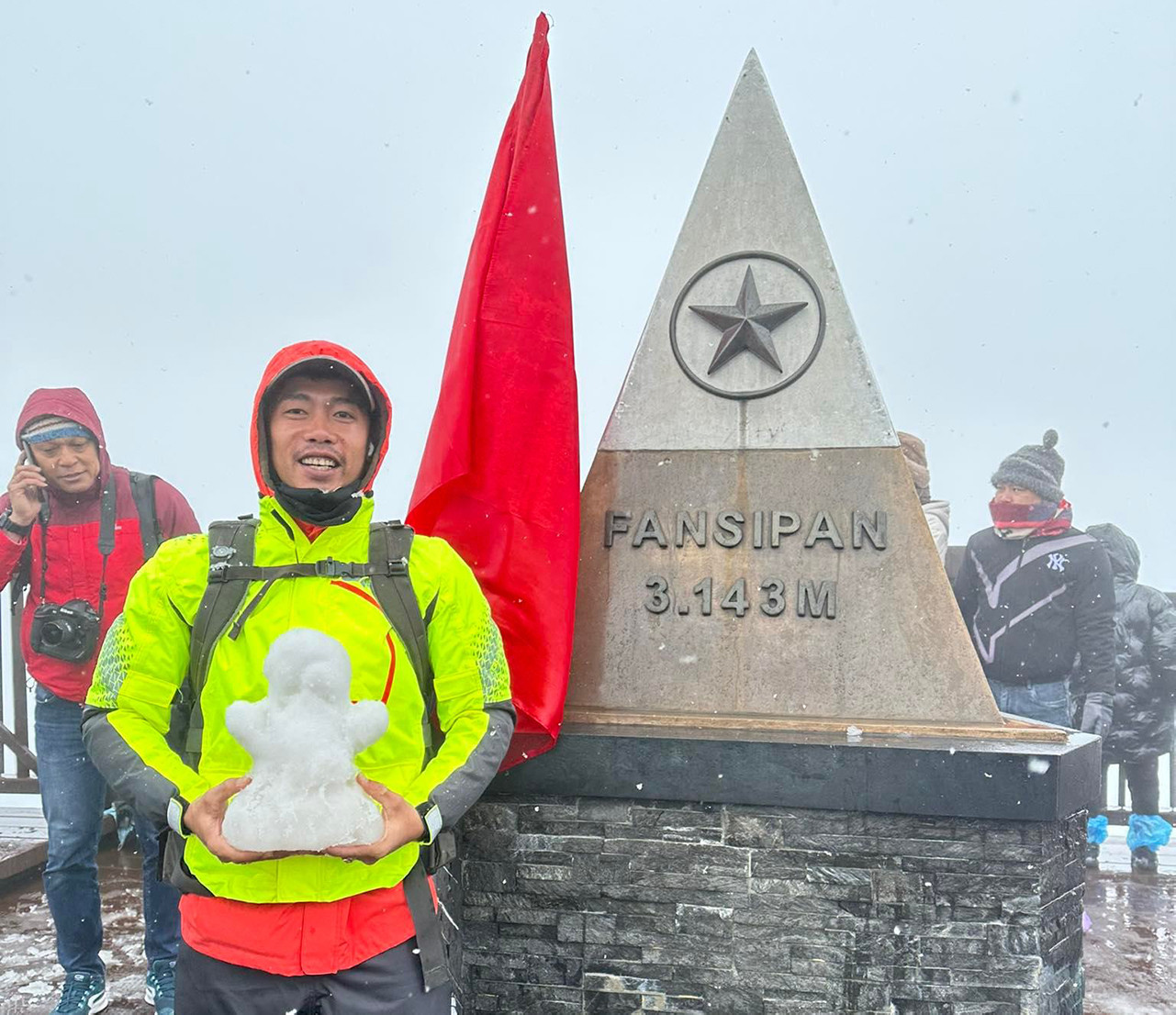 Du khách háo hức đón tuyết rơi tuyệt đẹp trên đỉnh Fansipan - 7