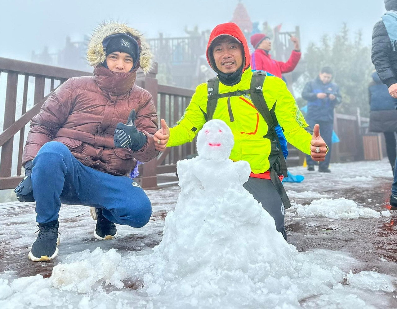 Du khách háo hức đón tuyết rơi tuyệt đẹp trên đỉnh Fansipan - 5