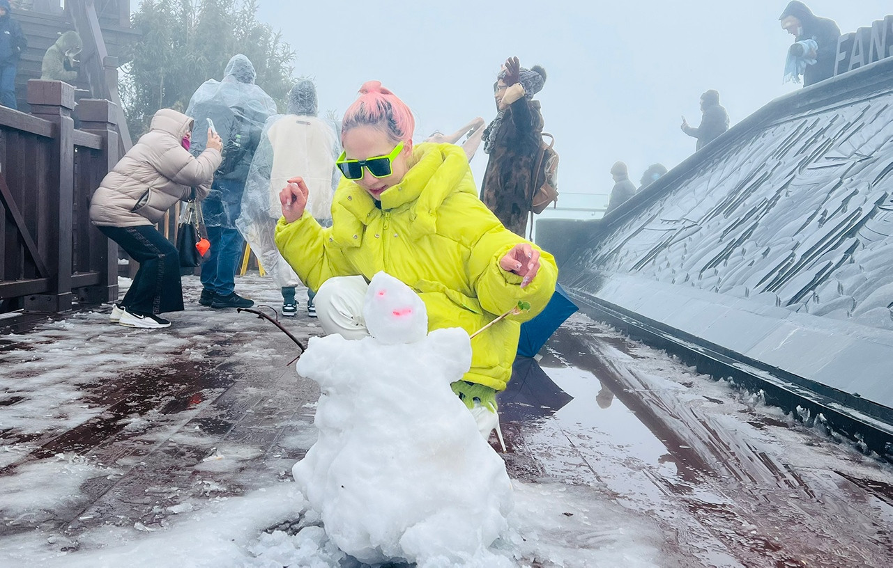 Du khách háo hức đón tuyết rơi tuyệt đẹp trên đỉnh Fansipan - 2