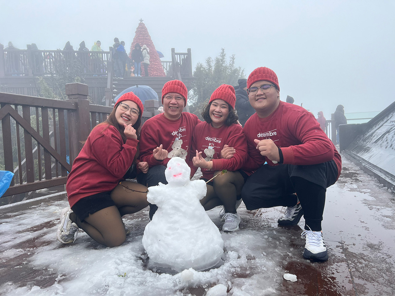 Du khách háo hức đón tuyết rơi tuyệt đẹp trên đỉnh Fansipan - 4