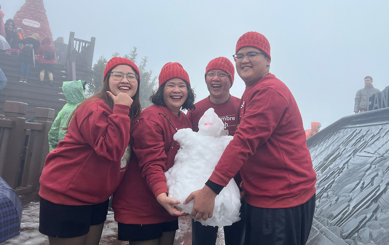 Du khách háo hức đón tuyết rơi tuyệt đẹp trên đỉnh Fansipan - 1