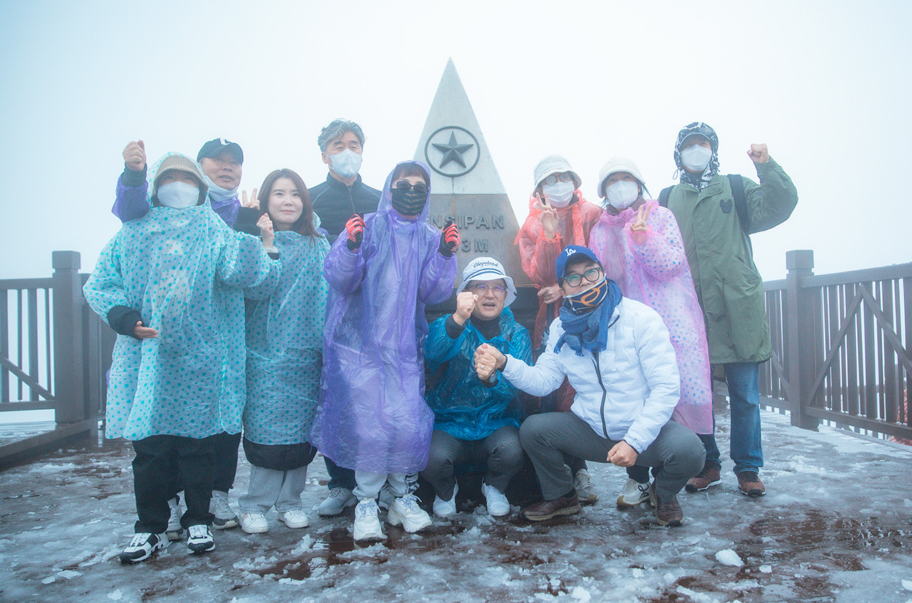 Du khách háo hức đón tuyết rơi tuyệt đẹp trên đỉnh Fansipan - 13