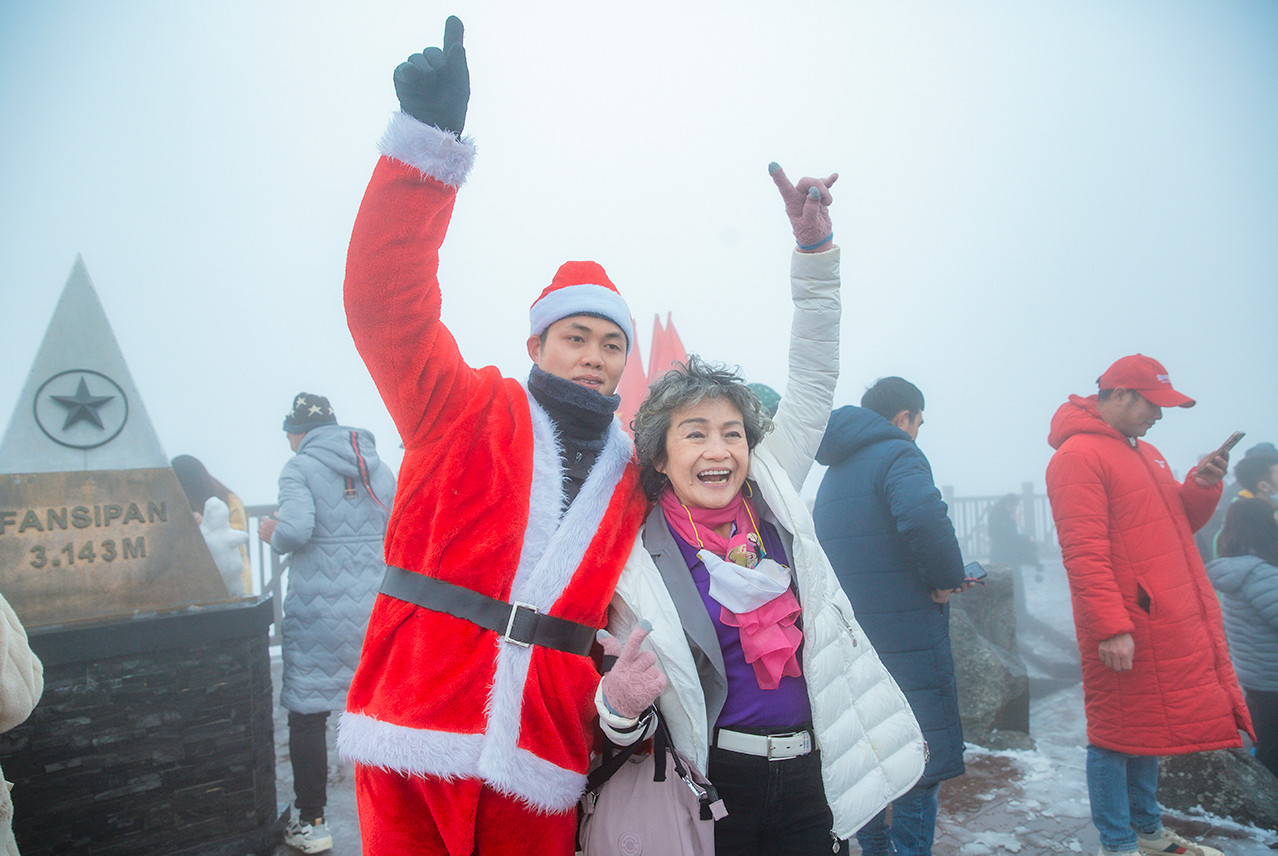 Du khách háo hức đón tuyết rơi tuyệt đẹp trên đỉnh Fansipan - 11