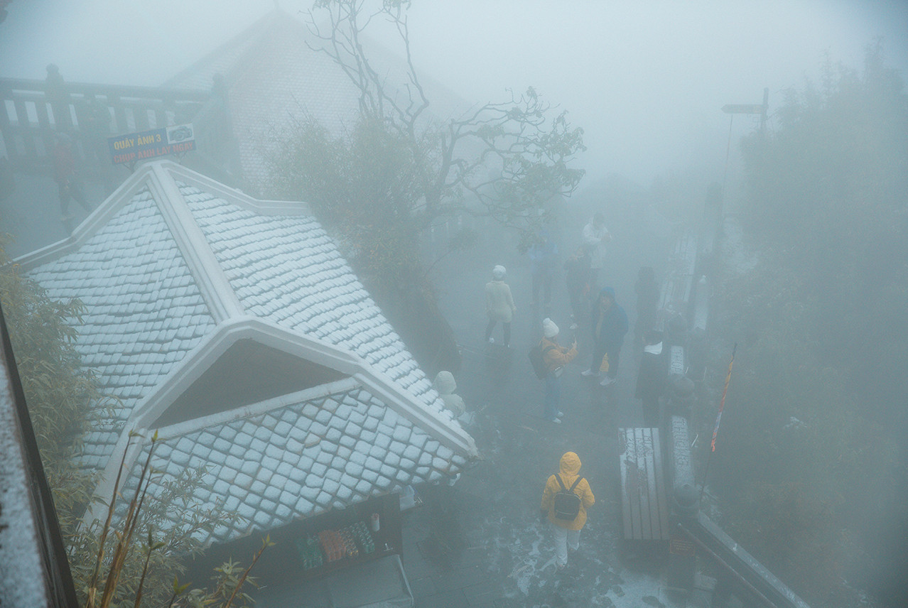 Du khách háo hức đón tuyết rơi tuyệt đẹp trên đỉnh Fansipan - 10