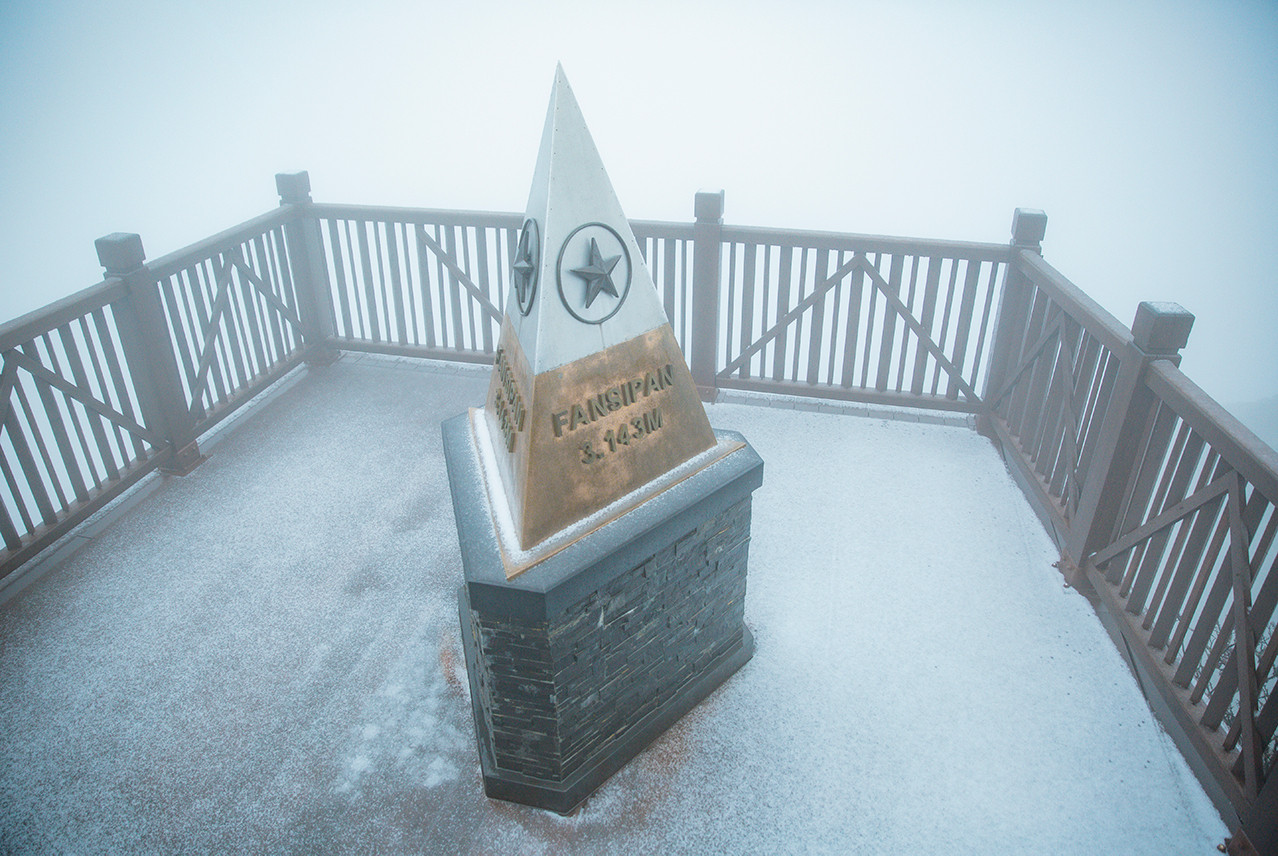 Du khách háo hức đón tuyết rơi tuyệt đẹp trên đỉnh Fansipan - 8