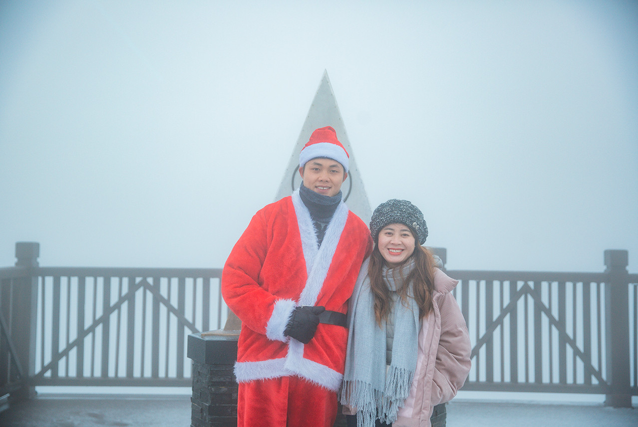 Du khách háo hức đón tuyết rơi tuyệt đẹp trên đỉnh Fansipan - 12