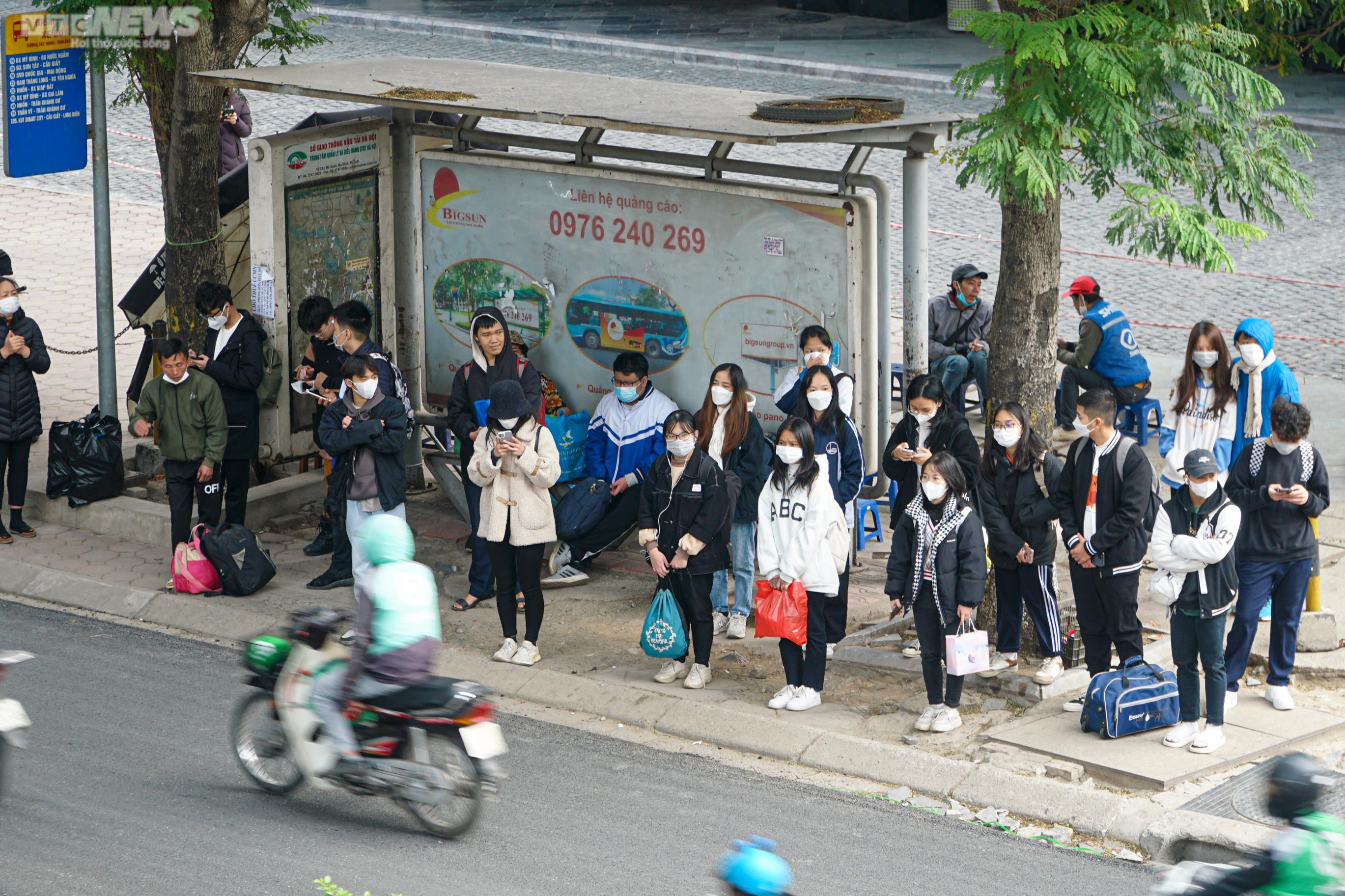 Người dân đổ về quê nghỉ Tết, cửa ngõ Hà Nội ùn tắc kéo dài - 9