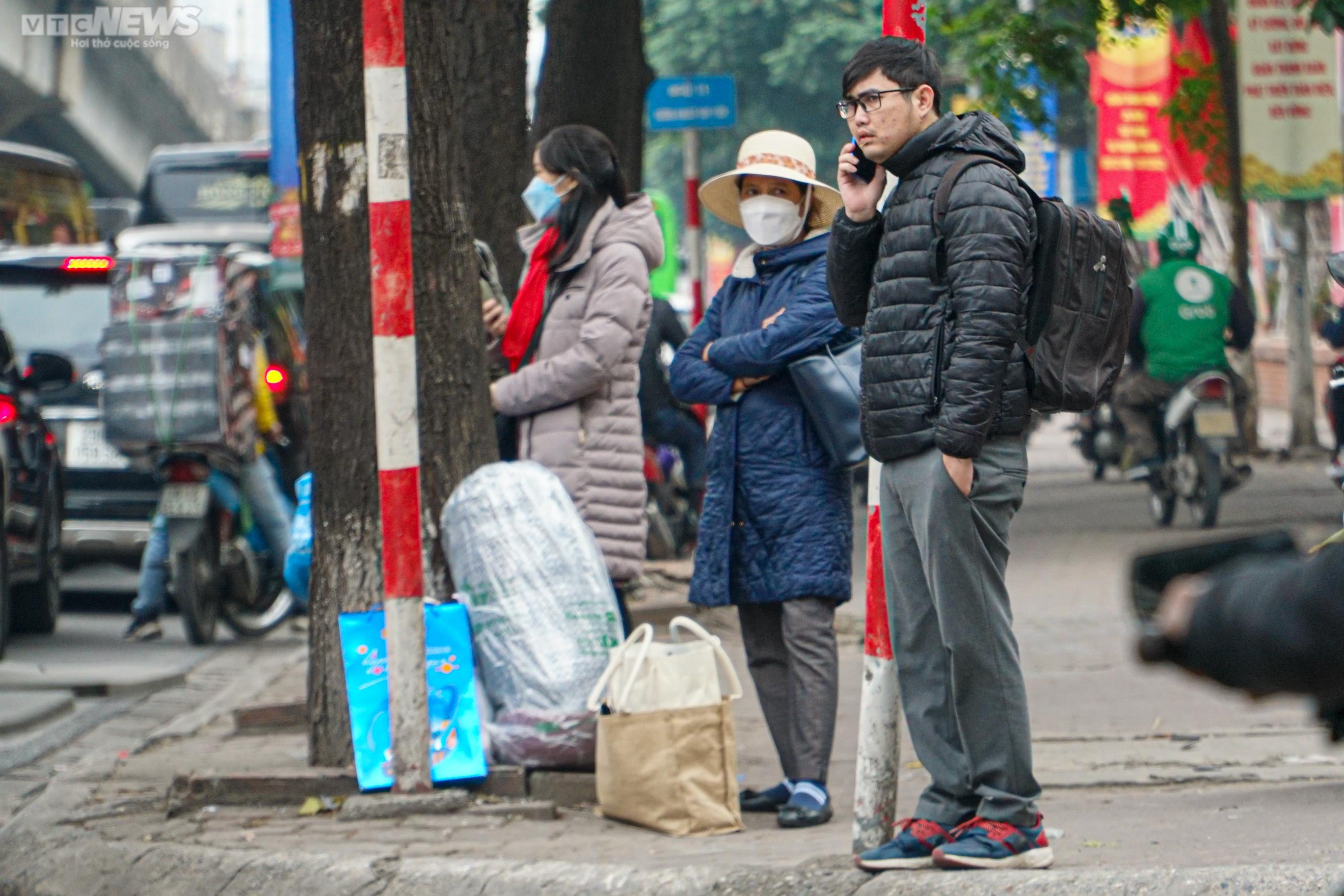 Người dân đổ về quê nghỉ Tết, cửa ngõ Hà Nội ùn tắc kéo dài - 10