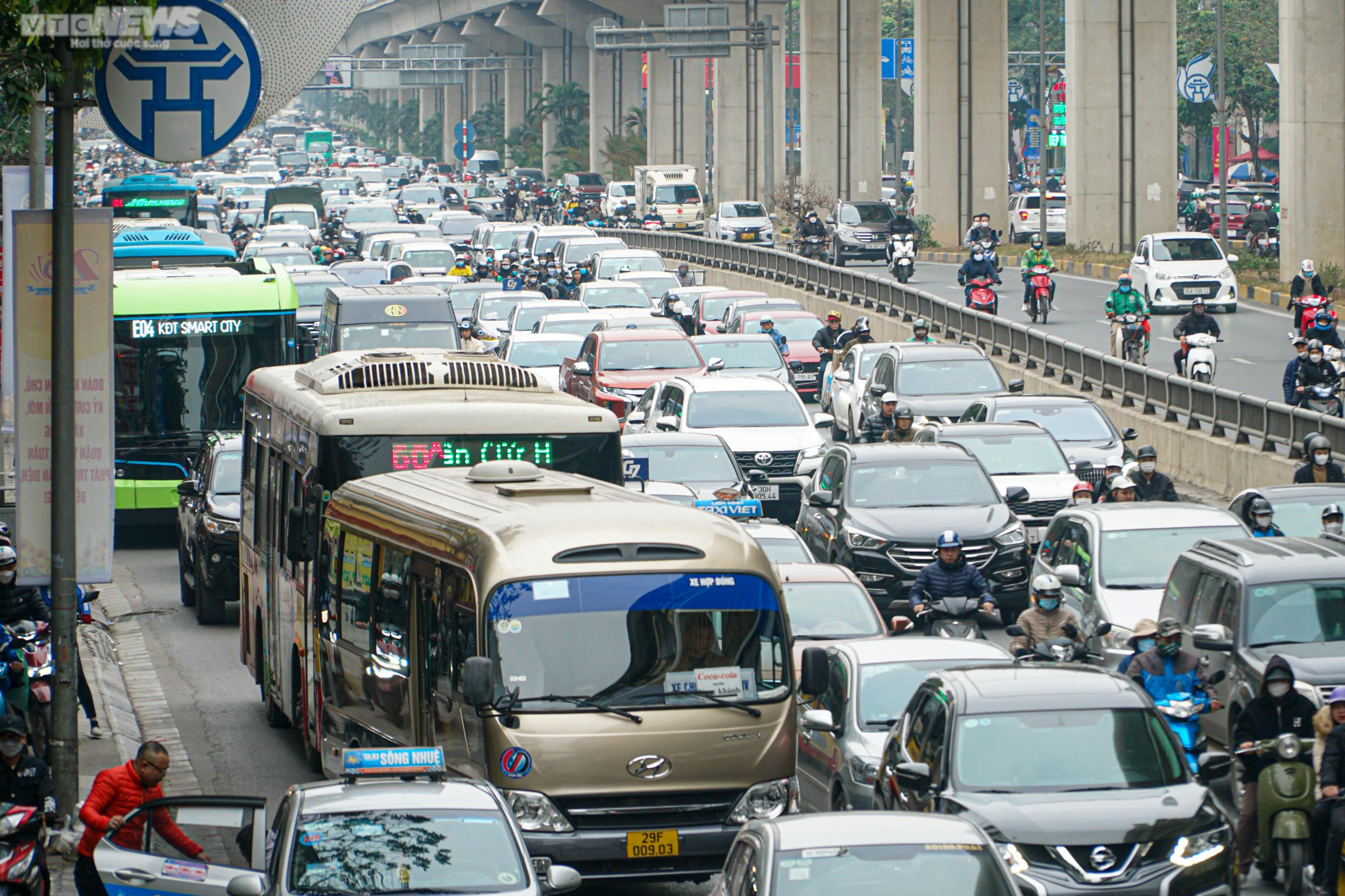 Người dân đổ về quê nghỉ Tết, cửa ngõ Hà Nội ùn tắc kéo dài - 11