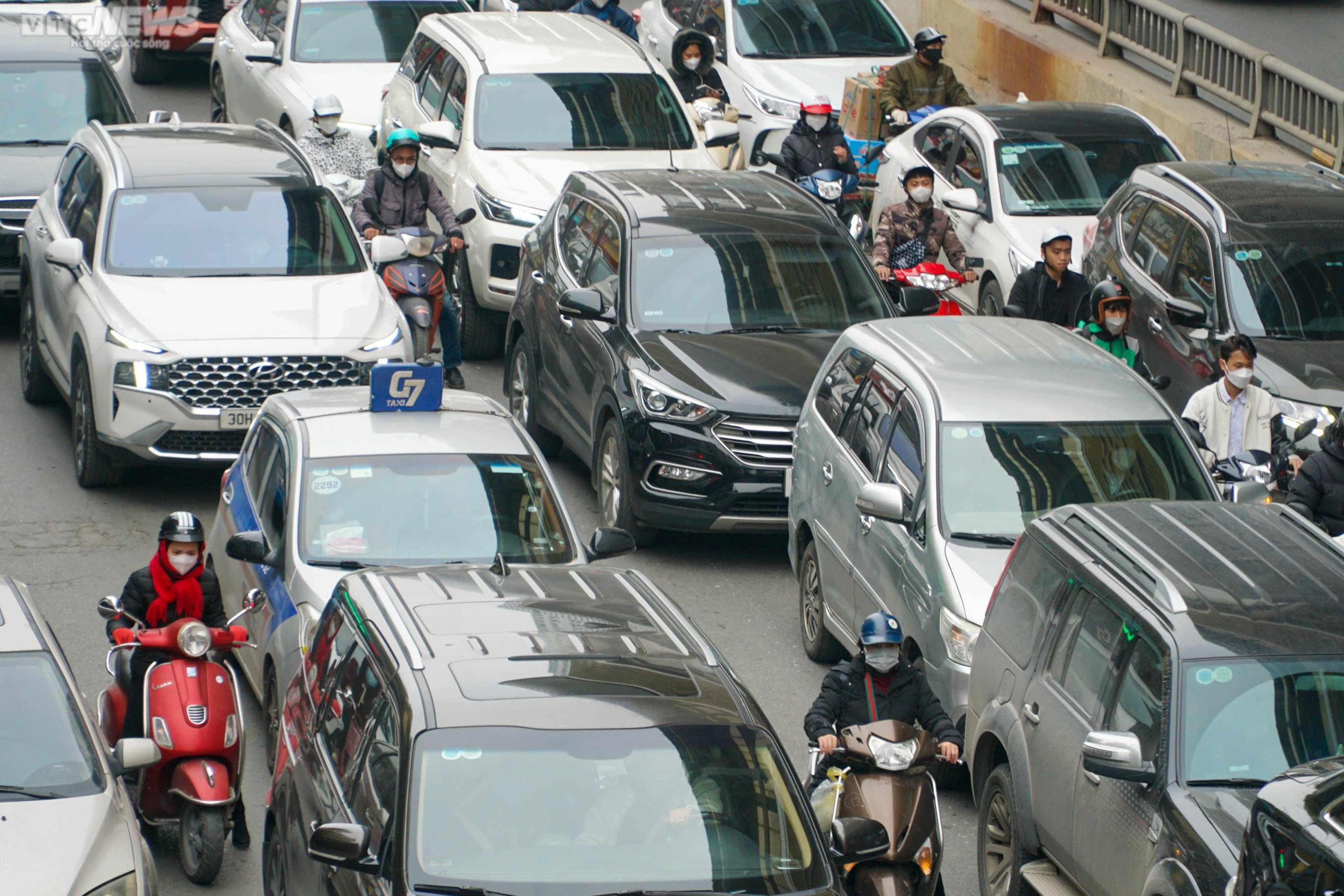 Người dân đổ về quê nghỉ Tết, cửa ngõ Hà Nội ùn tắc kéo dài - 12