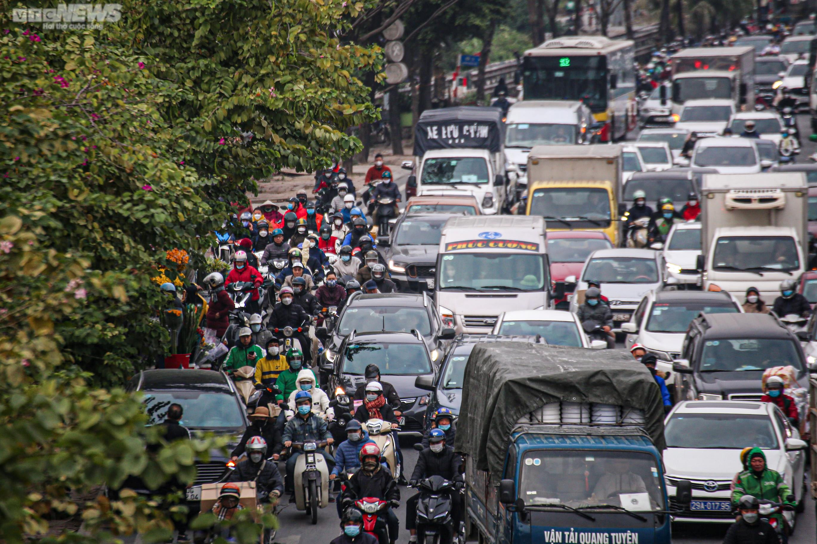 Người dân đổ về quê nghỉ Tết, cửa ngõ Hà Nội ùn tắc kéo dài - 4