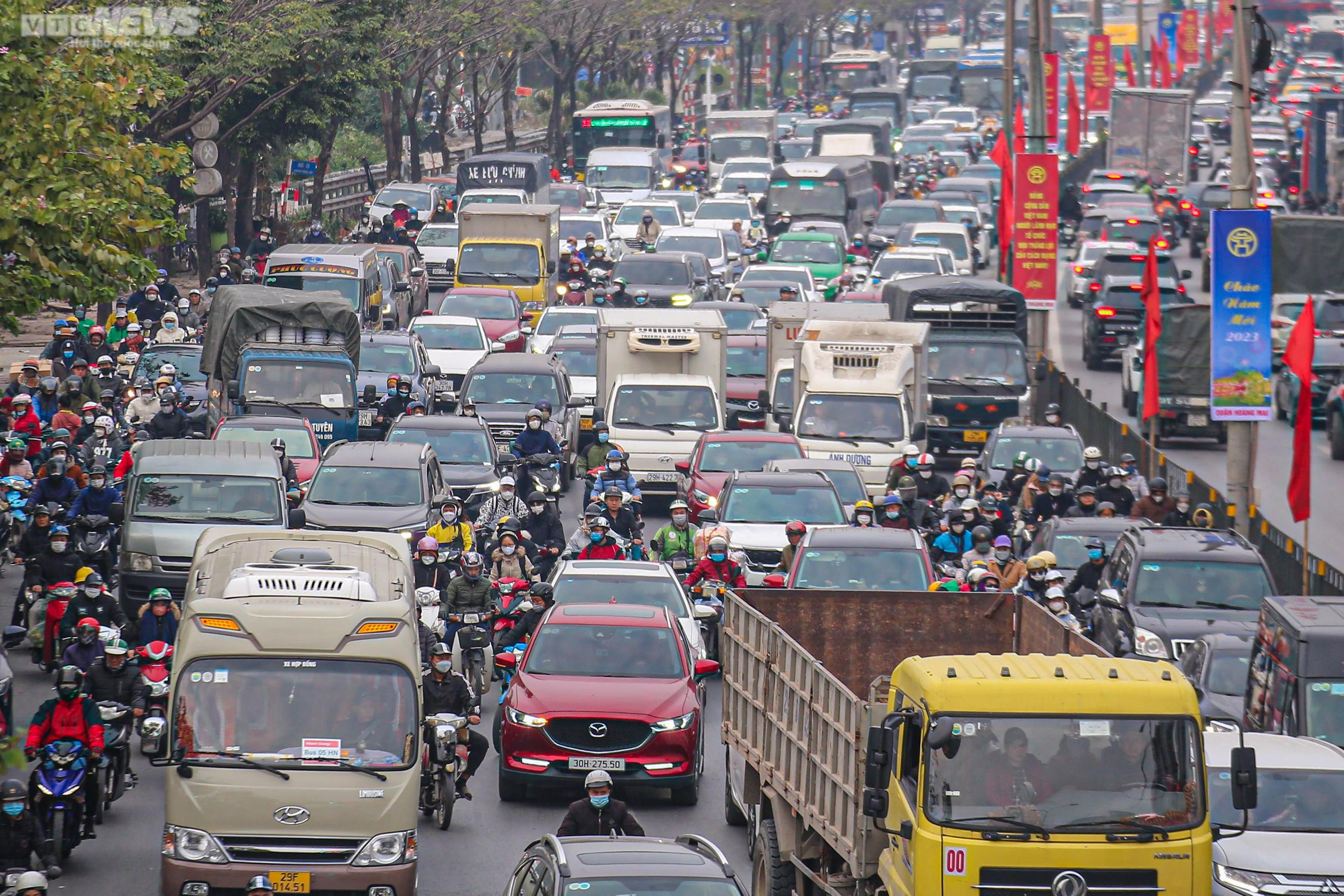 Người dân đổ về quê nghỉ Tết, cửa ngõ Hà Nội ùn tắc kéo dài - 2