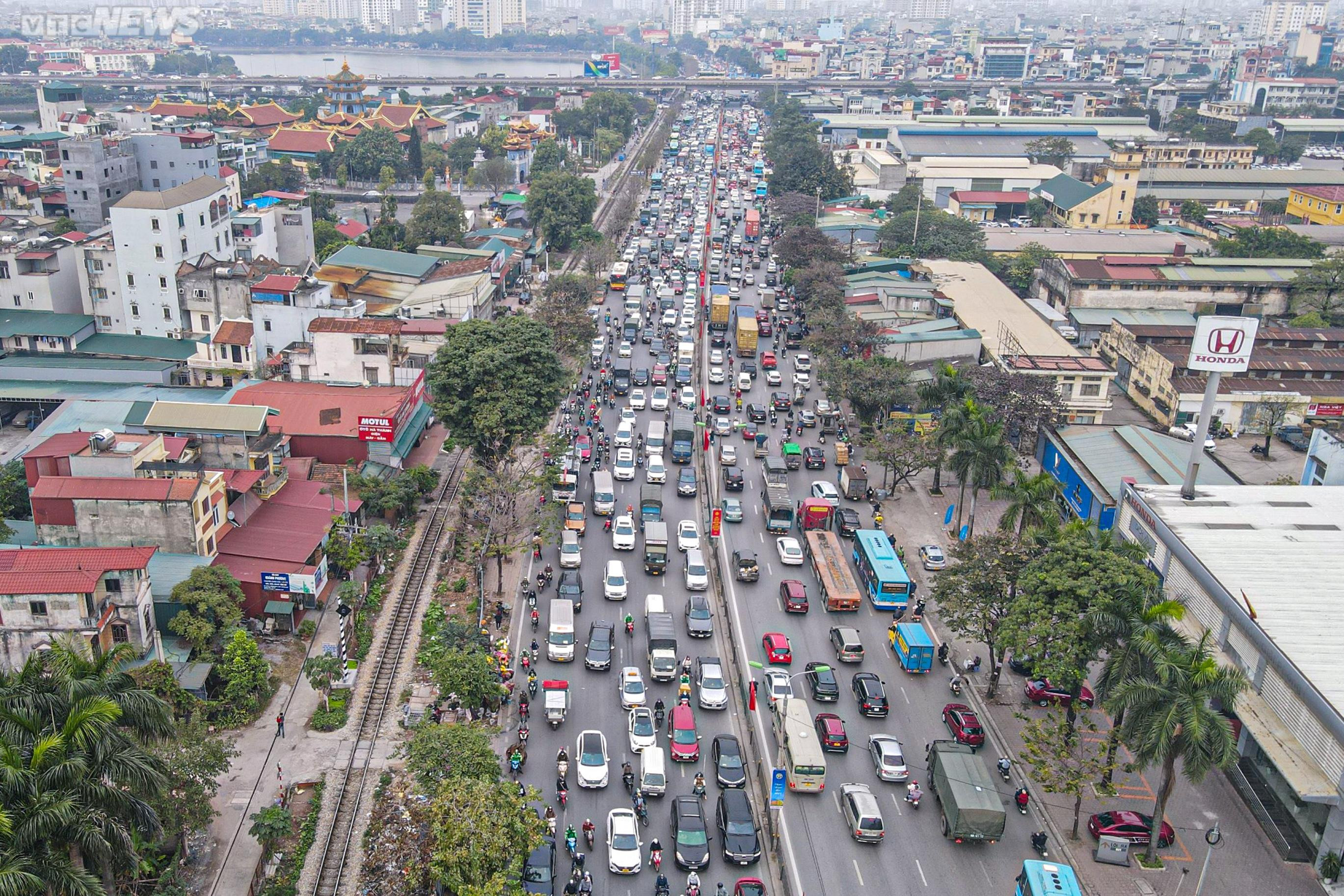 Người dân đổ về quê nghỉ Tết, cửa ngõ Hà Nội ùn tắc kéo dài - 1