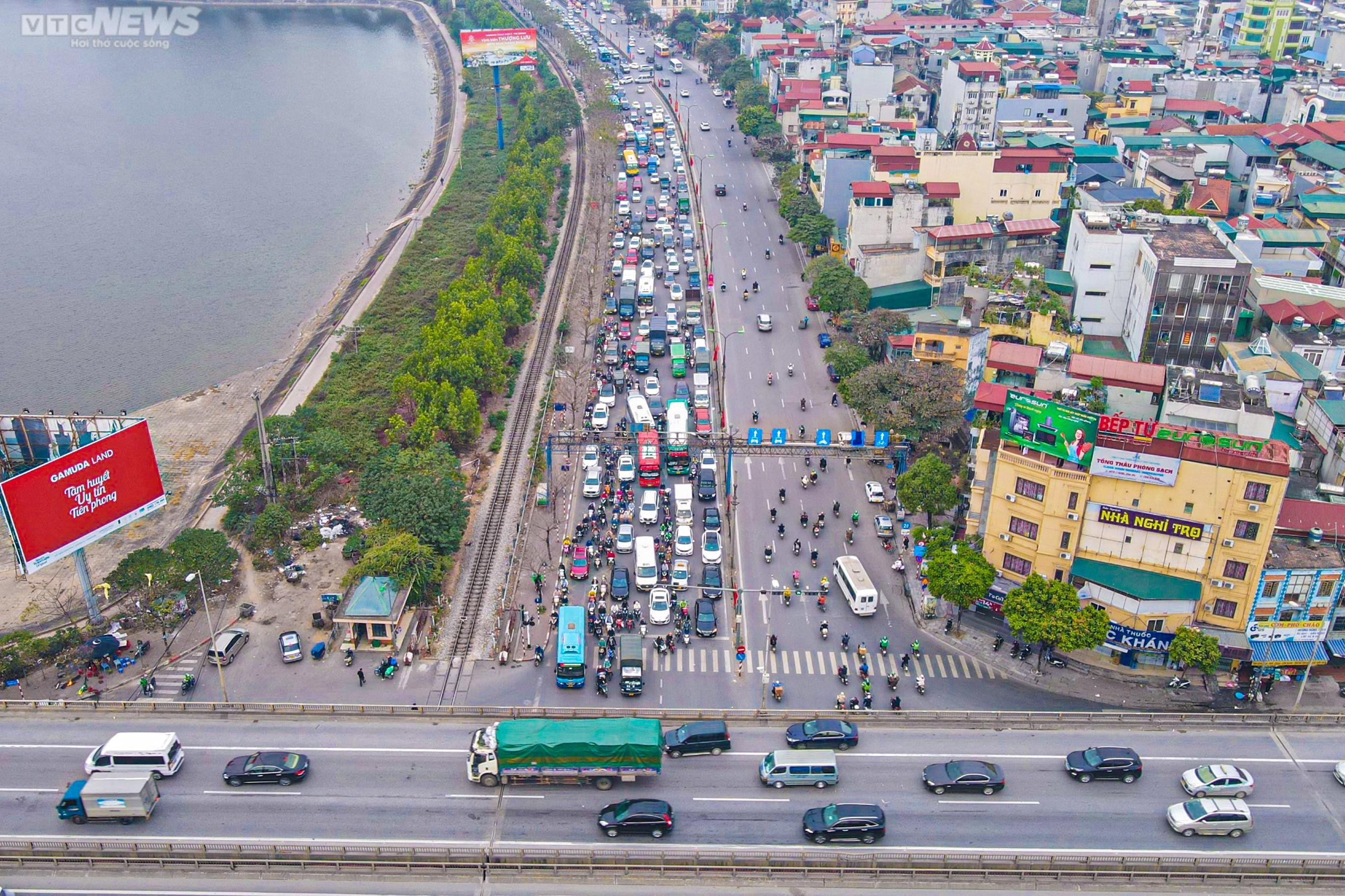 Người dân đổ về quê nghỉ Tết, cửa ngõ Hà Nội ùn tắc kéo dài - 5