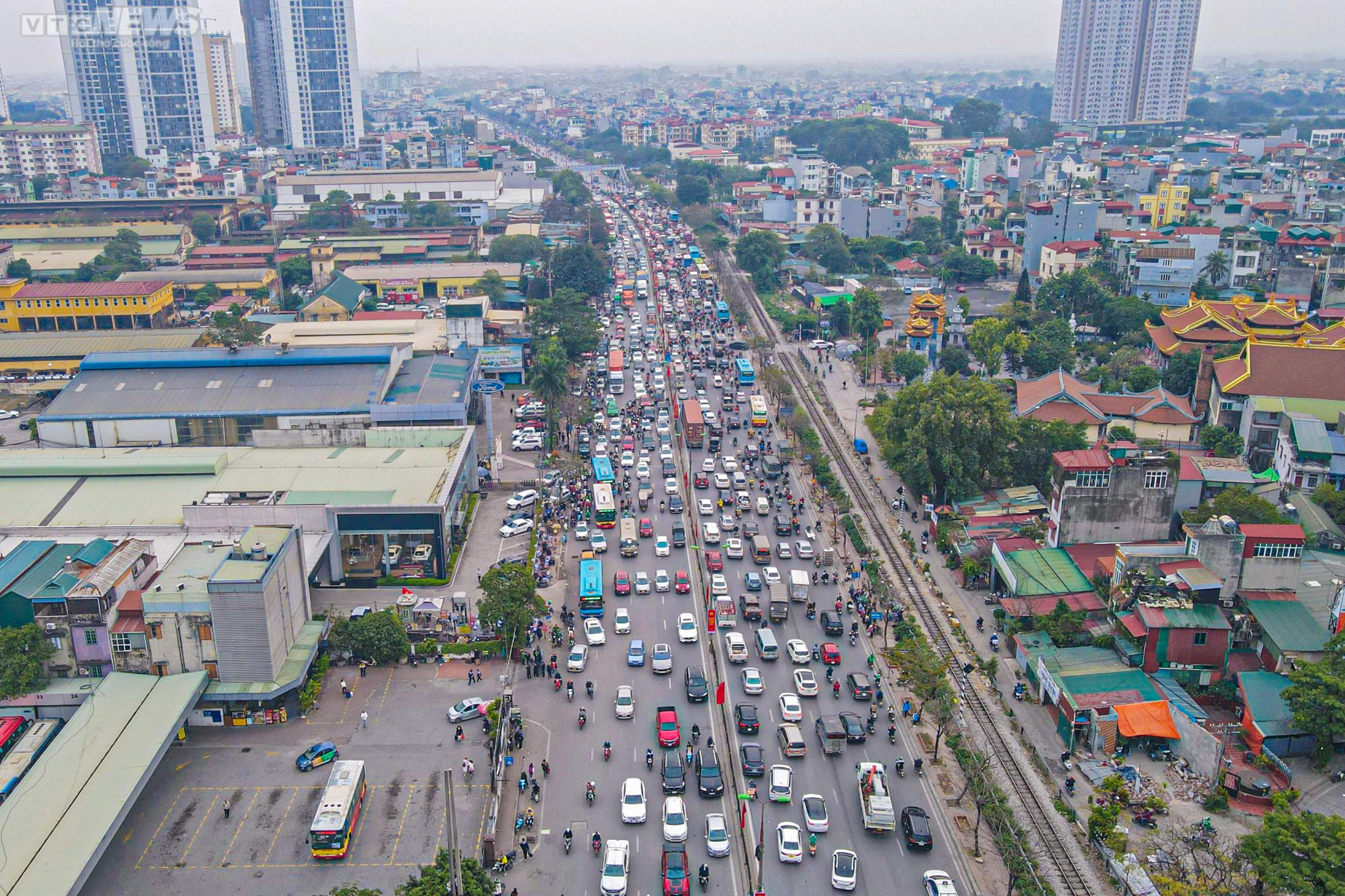 Người dân đổ về quê nghỉ Tết, cửa ngõ Hà Nội ùn tắc kéo dài - 3