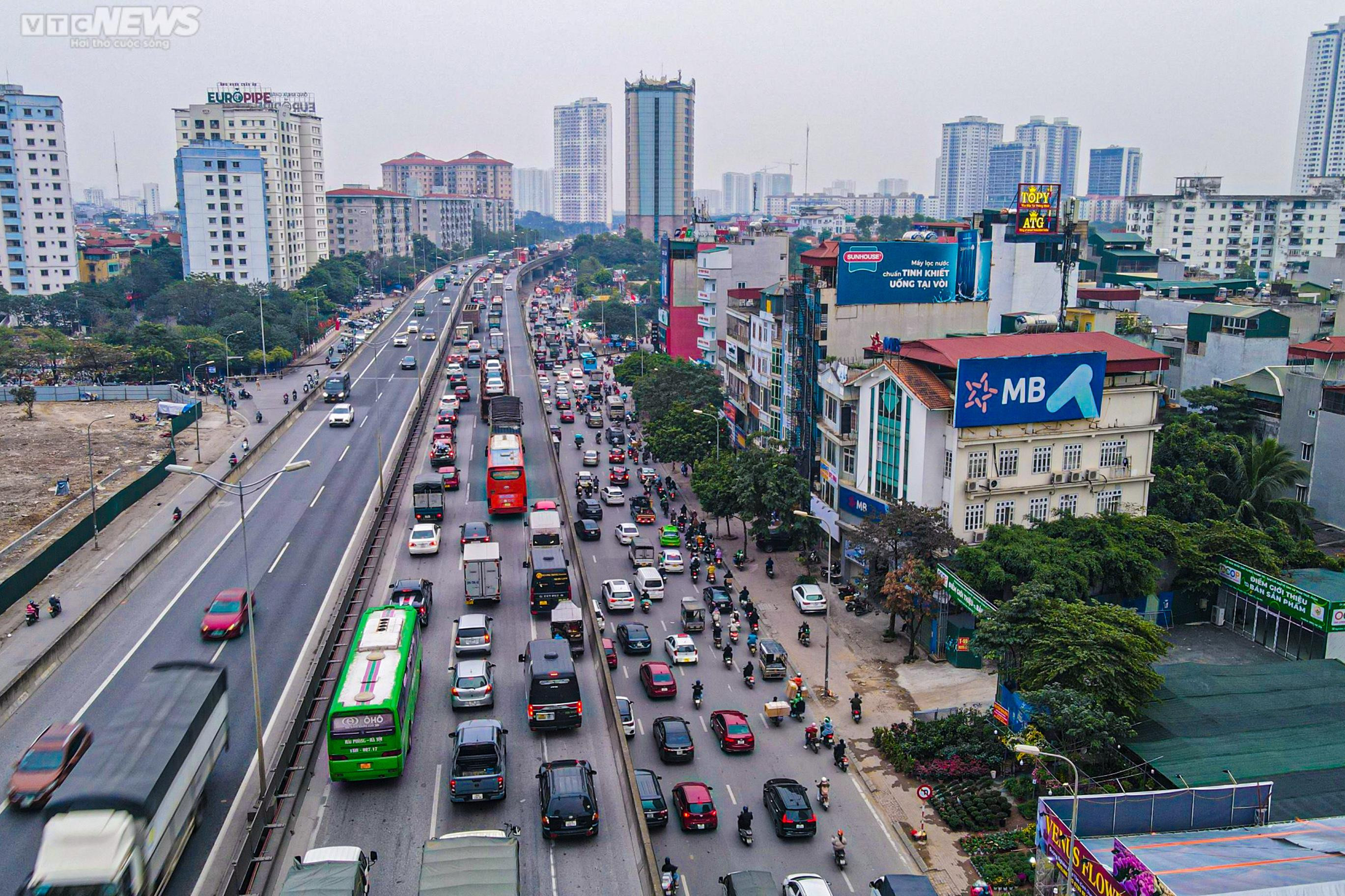 Người dân đổ về quê nghỉ Tết, cửa ngõ Hà Nội ùn tắc kéo dài - 6